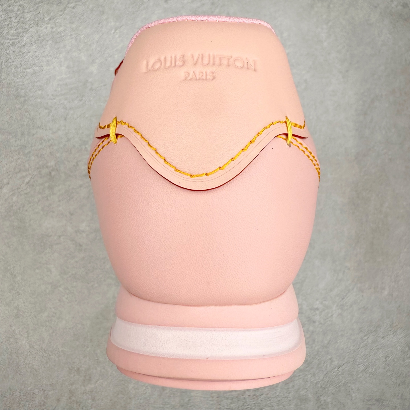 图片[8]-LOUIS VUITTON x Nigo lv联名款 Buttersoft 牛皮革羊皮革 FW25 图案压纹 圆头系带 低帮 生活休闲鞋 男女同款 白色 外贸零售特供批次 2023全新纸板数据 印花高频效果碾压市面 市售天花板产物 耗时半年巨作 全套原厂新版原纸板楦头开发 原厂特供皮料加持 市场所有版本中综合最强的货品 GD实力大厂出品 全网最全配色更新最快 最成熟的做工稳定的品控 完美鞋型超高的清洁度 零毛边线头瑕疵 全套原楦原纸版原鞋开模 全网最具灵魂的版型 正确原装黄色鞋盒 正确中底印花 鞋面印花3D高频深度立体 全鞋电脑针车 紧密相连 针距密度一致 环保乳胶注塑鞋垫 厚度脚感还原原版 皮面裁剪部位 统一油边封口工艺 原装橡胶大底含胶量大底组合零偏差 专柜全套包装 防尘袋 说明书 质保卡 男女鞋 尺码：35 36 37 38 39 40 41 42 43 44 45-选品中心