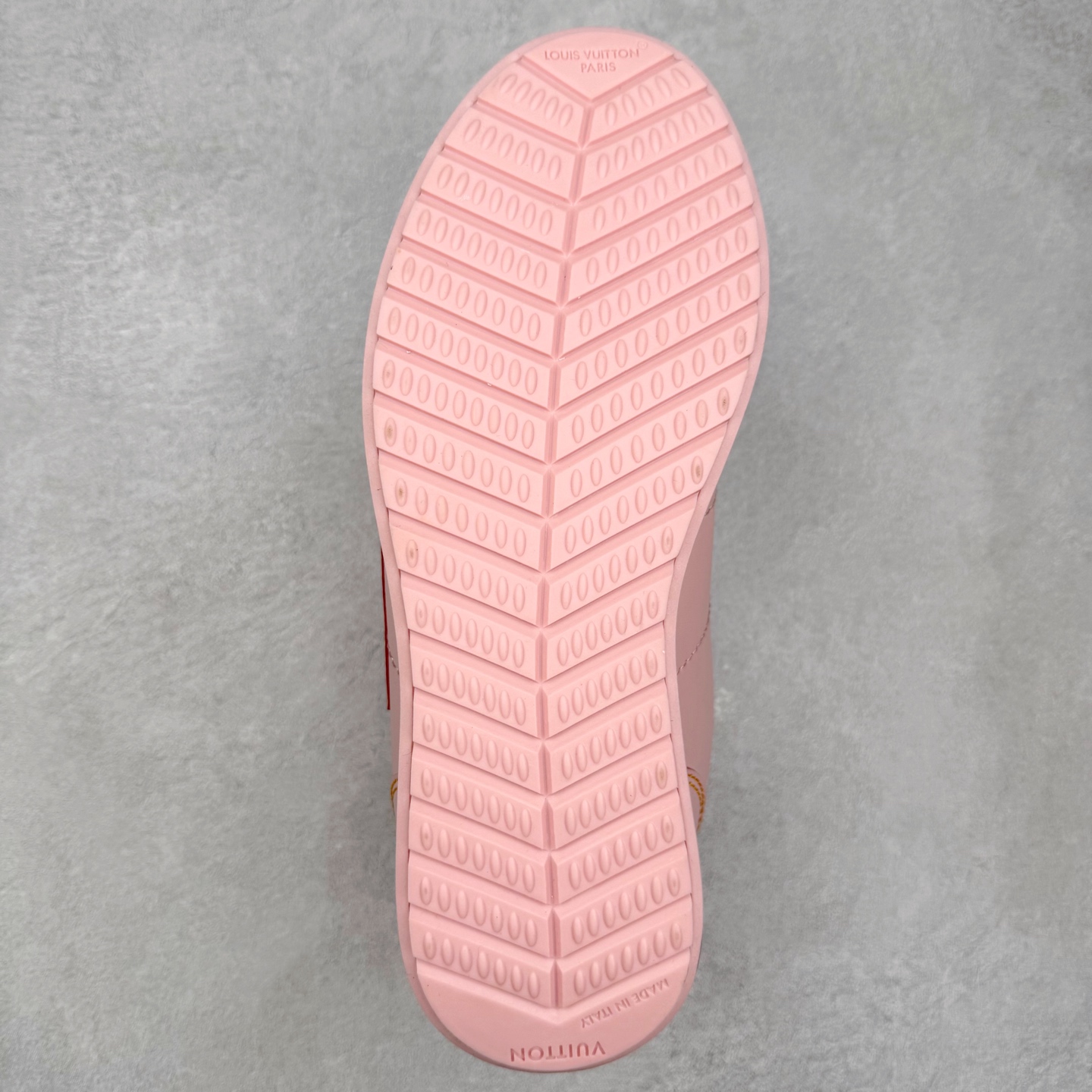 图片[9]-LOUIS VUITTON x Nigo lv联名款 Buttersoft 牛皮革羊皮革 FW25 图案压纹 圆头系带 低帮 生活休闲鞋 男女同款 白色 外贸零售特供批次 2023全新纸板数据 印花高频效果碾压市面 市售天花板产物 耗时半年巨作 全套原厂新版原纸板楦头开发 原厂特供皮料加持 市场所有版本中综合最强的货品 GD实力大厂出品 全网最全配色更新最快 最成熟的做工稳定的品控 完美鞋型超高的清洁度 零毛边线头瑕疵 全套原楦原纸版原鞋开模 全网最具灵魂的版型 正确原装黄色鞋盒 正确中底印花 鞋面印花3D高频深度立体 全鞋电脑针车 紧密相连 针距密度一致 环保乳胶注塑鞋垫 厚度脚感还原原版 皮面裁剪部位 统一油边封口工艺 原装橡胶大底含胶量大底组合零偏差 专柜全套包装 防尘袋 说明书 质保卡 男女鞋 尺码：35 36 37 38 39 40 41 42 43 44 45-选品中心