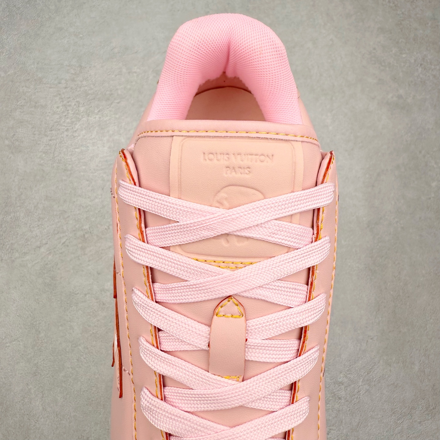 图片[5]-LOUIS VUITTON x Nigo lv联名款 Buttersoft 牛皮革羊皮革 FW25 图案压纹 圆头系带 低帮 生活休闲鞋 男女同款 白色 外贸零售特供批次 2023全新纸板数据 印花高频效果碾压市面 市售天花板产物 耗时半年巨作 全套原厂新版原纸板楦头开发 原厂特供皮料加持 市场所有版本中综合最强的货品 GD实力大厂出品 全网最全配色更新最快 最成熟的做工稳定的品控 完美鞋型超高的清洁度 零毛边线头瑕疵 全套原楦原纸版原鞋开模 全网最具灵魂的版型 正确原装黄色鞋盒 正确中底印花 鞋面印花3D高频深度立体 全鞋电脑针车 紧密相连 针距密度一致 环保乳胶注塑鞋垫 厚度脚感还原原版 皮面裁剪部位 统一油边封口工艺 原装橡胶大底含胶量大底组合零偏差 专柜全套包装 防尘袋 说明书 质保卡 男女鞋 尺码：35 36 37 38 39 40 41 42 43 44 45-选品中心