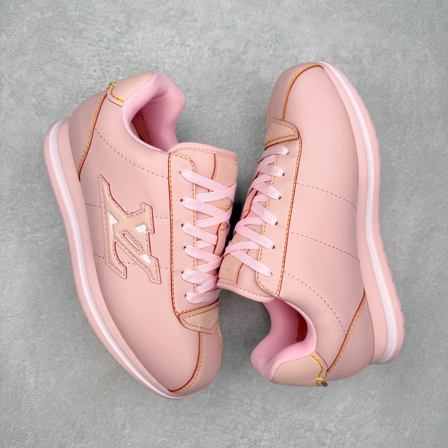 图片[3]-LOUIS VUITTON x Nigo lv联名款 Buttersoft 牛皮革羊皮革 FW25 图案压纹 圆头系带 低帮 生活休闲鞋 男女同款 白色 外贸零售特供批次 2023全新纸板数据 印花高频效果碾压市面 市售天花板产物 耗时半年巨作 全套原厂新版原纸板楦头开发 原厂特供皮料加持 市场所有版本中综合最强的货品 GD实力大厂出品 全网最全配色更新最快 最成熟的做工稳定的品控 完美鞋型超高的清洁度 零毛边线头瑕疵 全套原楦原纸版原鞋开模 全网最具灵魂的版型 正确原装黄色鞋盒 正确中底印花 鞋面印花3D高频深度立体 全鞋电脑针车 紧密相连 针距密度一致 环保乳胶注塑鞋垫 厚度脚感还原原版 皮面裁剪部位 统一油边封口工艺 原装橡胶大底含胶量大底组合零偏差 专柜全套包装 防尘袋 说明书 质保卡 男女鞋 尺码：35 36 37 38 39 40 41 42 43 44 45-选品中心