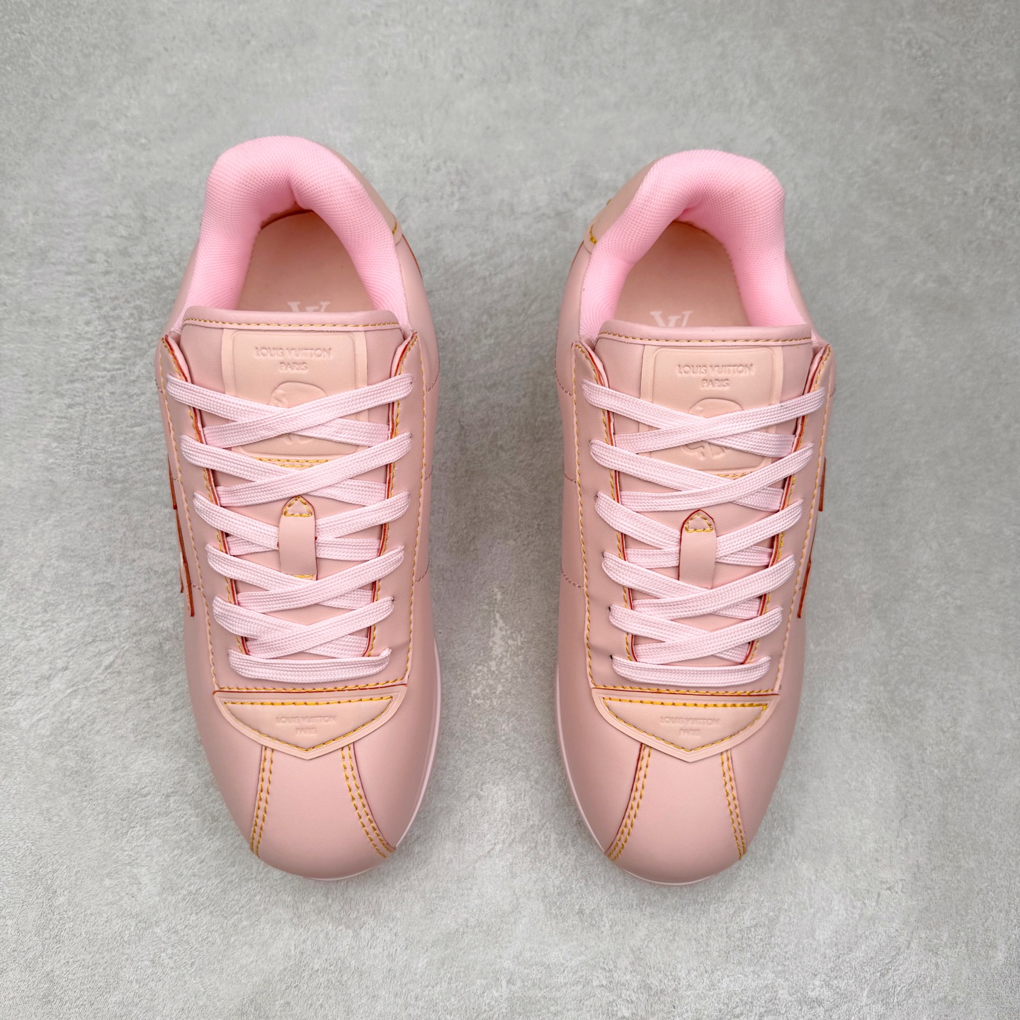 图片[2]-LOUIS VUITTON x Nigo lv联名款 Buttersoft 牛皮革羊皮革 FW25 图案压纹 圆头系带 低帮 生活休闲鞋 男女同款 白色 外贸零售特供批次 2023全新纸板数据 印花高频效果碾压市面 市售天花板产物 耗时半年巨作 全套原厂新版原纸板楦头开发 原厂特供皮料加持 市场所有版本中综合最强的货品 GD实力大厂出品 全网最全配色更新最快 最成熟的做工稳定的品控 完美鞋型超高的清洁度 零毛边线头瑕疵 全套原楦原纸版原鞋开模 全网最具灵魂的版型 正确原装黄色鞋盒 正确中底印花 鞋面印花3D高频深度立体 全鞋电脑针车 紧密相连 针距密度一致 环保乳胶注塑鞋垫 厚度脚感还原原版 皮面裁剪部位 统一油边封口工艺 原装橡胶大底含胶量大底组合零偏差 专柜全套包装 防尘袋 说明书 质保卡 男女鞋 尺码：35 36 37 38 39 40 41 42 43 44 45-选品中心