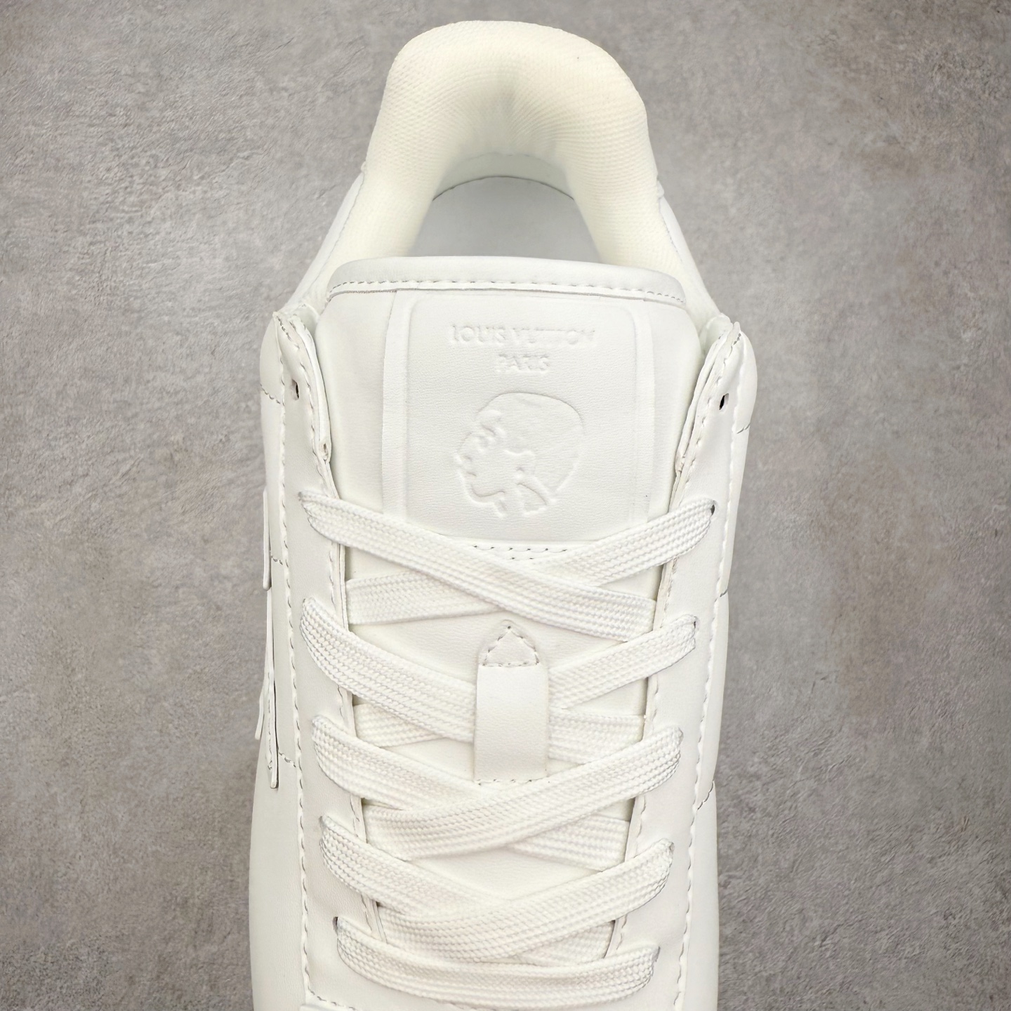 图片[5]-LOUIS VUITTON x Nigo lv联名款 Buttersoft 牛皮革羊皮革 FW25 图案压纹 圆头系带 低帮 生活休闲鞋 男女同款 白色 外贸零售特供批次 2023全新纸板数据 印花高频效果碾压市面 市售天花板产物 耗时半年巨作 全套原厂新版原纸板楦头开发 原厂特供皮料加持 市场所有版本中综合最强的货品 GD实力大厂出品 全网最全配色更新最快 最成熟的做工稳定的品控 完美鞋型超高的清洁度 零毛边线头瑕疵 全套原楦原纸版原鞋开模 全网最具灵魂的版型 正确原装黄色鞋盒 正确中底印花 鞋面印花3D高频深度立体 全鞋电脑针车 紧密相连 针距密度一致 环保乳胶注塑鞋垫 厚度脚感还原原版 皮面裁剪部位 统一油边封口工艺 原装橡胶大底含胶量大底组合零偏差 专柜全套包装 防尘袋 说明书 质保卡 男女鞋 尺码：35 36 37 38 39 40 41 42 43 44 45-选品中心