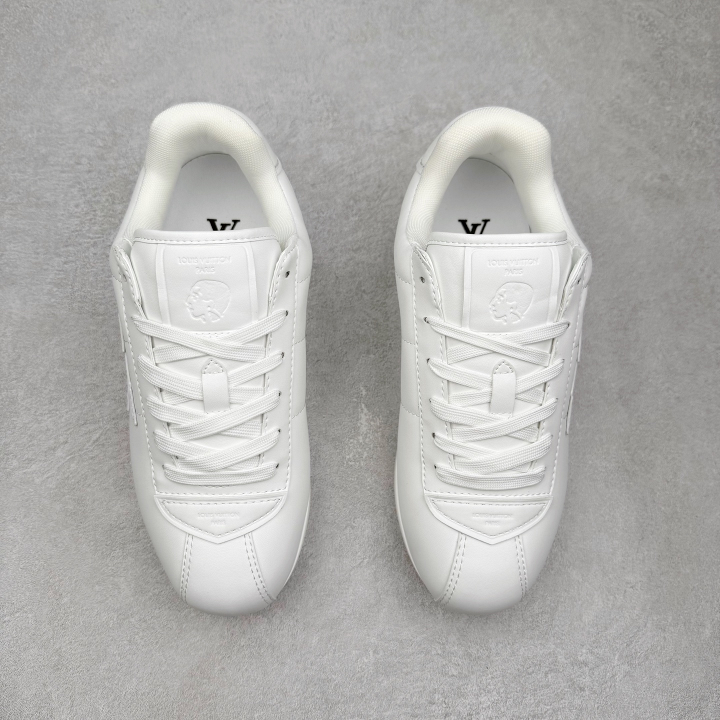 图片[2]-LOUIS VUITTON x Nigo lv联名款 Buttersoft 牛皮革羊皮革 FW25 图案压纹 圆头系带 低帮 生活休闲鞋 男女同款 白色 外贸零售特供批次 2023全新纸板数据 印花高频效果碾压市面 市售天花板产物 耗时半年巨作 全套原厂新版原纸板楦头开发 原厂特供皮料加持 市场所有版本中综合最强的货品 GD实力大厂出品 全网最全配色更新最快 最成熟的做工稳定的品控 完美鞋型超高的清洁度 零毛边线头瑕疵 全套原楦原纸版原鞋开模 全网最具灵魂的版型 正确原装黄色鞋盒 正确中底印花 鞋面印花3D高频深度立体 全鞋电脑针车 紧密相连 针距密度一致 环保乳胶注塑鞋垫 厚度脚感还原原版 皮面裁剪部位 统一油边封口工艺 原装橡胶大底含胶量大底组合零偏差 专柜全套包装 防尘袋 说明书 质保卡 男女鞋 尺码：35 36 37 38 39 40 41 42 43 44 45-选品中心