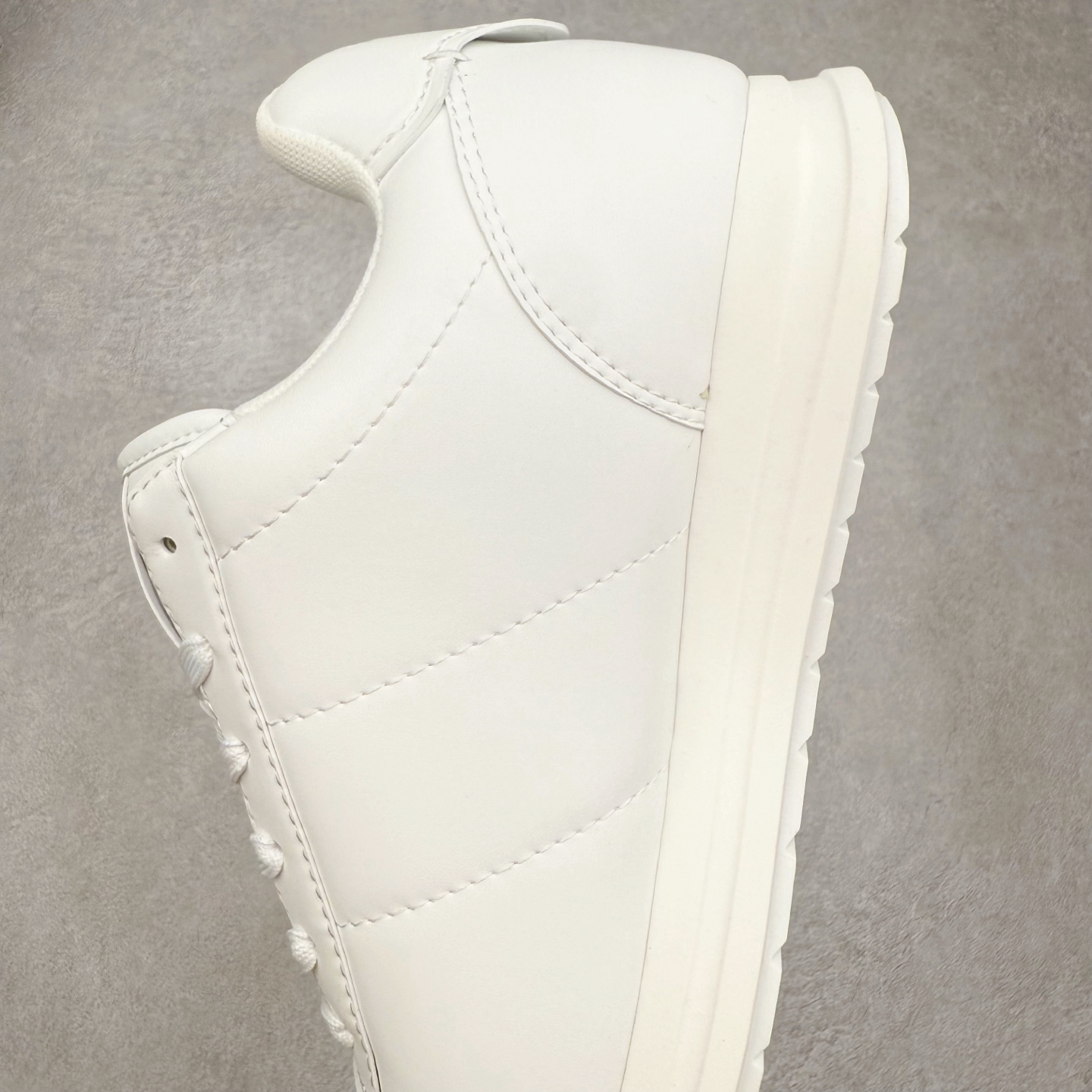 图片[7]-LOUIS VUITTON x Nigo lv联名款 Buttersoft 牛皮革羊皮革 FW25 图案压纹 圆头系带 低帮 生活休闲鞋 男女同款 白色 外贸零售特供批次 2023全新纸板数据 印花高频效果碾压市面 市售天花板产物 耗时半年巨作 全套原厂新版原纸板楦头开发 原厂特供皮料加持 市场所有版本中综合最强的货品 GD实力大厂出品 全网最全配色更新最快 最成熟的做工稳定的品控 完美鞋型超高的清洁度 零毛边线头瑕疵 全套原楦原纸版原鞋开模 全网最具灵魂的版型 正确原装黄色鞋盒 正确中底印花 鞋面印花3D高频深度立体 全鞋电脑针车 紧密相连 针距密度一致 环保乳胶注塑鞋垫 厚度脚感还原原版 皮面裁剪部位 统一油边封口工艺 原装橡胶大底含胶量大底组合零偏差 专柜全套包装 防尘袋 说明书 质保卡 男女鞋 尺码：35 36 37 38 39 40 41 42 43 44 45-选品中心