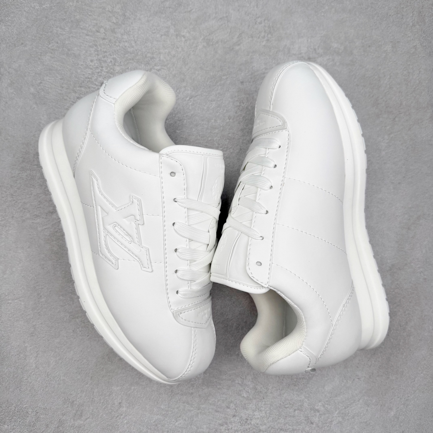 图片[3]-LOUIS VUITTON x Nigo lv联名款 Buttersoft 牛皮革羊皮革 FW25 图案压纹 圆头系带 低帮 生活休闲鞋 男女同款 白色 外贸零售特供批次 2023全新纸板数据 印花高频效果碾压市面 市售天花板产物 耗时半年巨作 全套原厂新版原纸板楦头开发 原厂特供皮料加持 市场所有版本中综合最强的货品 GD实力大厂出品 全网最全配色更新最快 最成熟的做工稳定的品控 完美鞋型超高的清洁度 零毛边线头瑕疵 全套原楦原纸版原鞋开模 全网最具灵魂的版型 正确原装黄色鞋盒 正确中底印花 鞋面印花3D高频深度立体 全鞋电脑针车 紧密相连 针距密度一致 环保乳胶注塑鞋垫 厚度脚感还原原版 皮面裁剪部位 统一油边封口工艺 原装橡胶大底含胶量大底组合零偏差 专柜全套包装 防尘袋 说明书 质保卡 男女鞋 尺码：35 36 37 38 39 40 41 42 43 44 45-选品中心