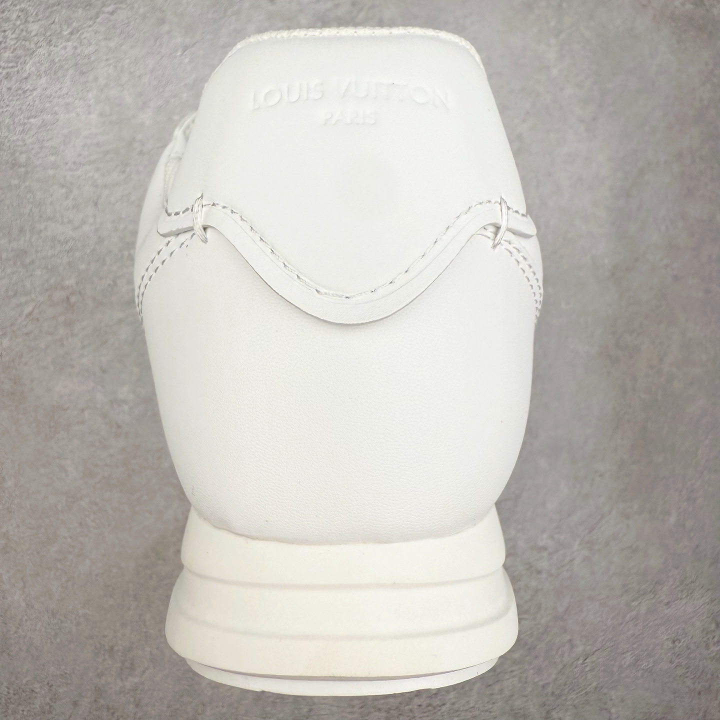 图片[8]-LOUIS VUITTON x Nigo lv联名款 Buttersoft 牛皮革羊皮革 FW25 图案压纹 圆头系带 低帮 生活休闲鞋 男女同款 白色 外贸零售特供批次 2023全新纸板数据 印花高频效果碾压市面 市售天花板产物 耗时半年巨作 全套原厂新版原纸板楦头开发 原厂特供皮料加持 市场所有版本中综合最强的货品 GD实力大厂出品 全网最全配色更新最快 最成熟的做工稳定的品控 完美鞋型超高的清洁度 零毛边线头瑕疵 全套原楦原纸版原鞋开模 全网最具灵魂的版型 正确原装黄色鞋盒 正确中底印花 鞋面印花3D高频深度立体 全鞋电脑针车 紧密相连 针距密度一致 环保乳胶注塑鞋垫 厚度脚感还原原版 皮面裁剪部位 统一油边封口工艺 原装橡胶大底含胶量大底组合零偏差 专柜全套包装 防尘袋 说明书 质保卡 男女鞋 尺码：35 36 37 38 39 40 41 42 43 44 45-选品中心