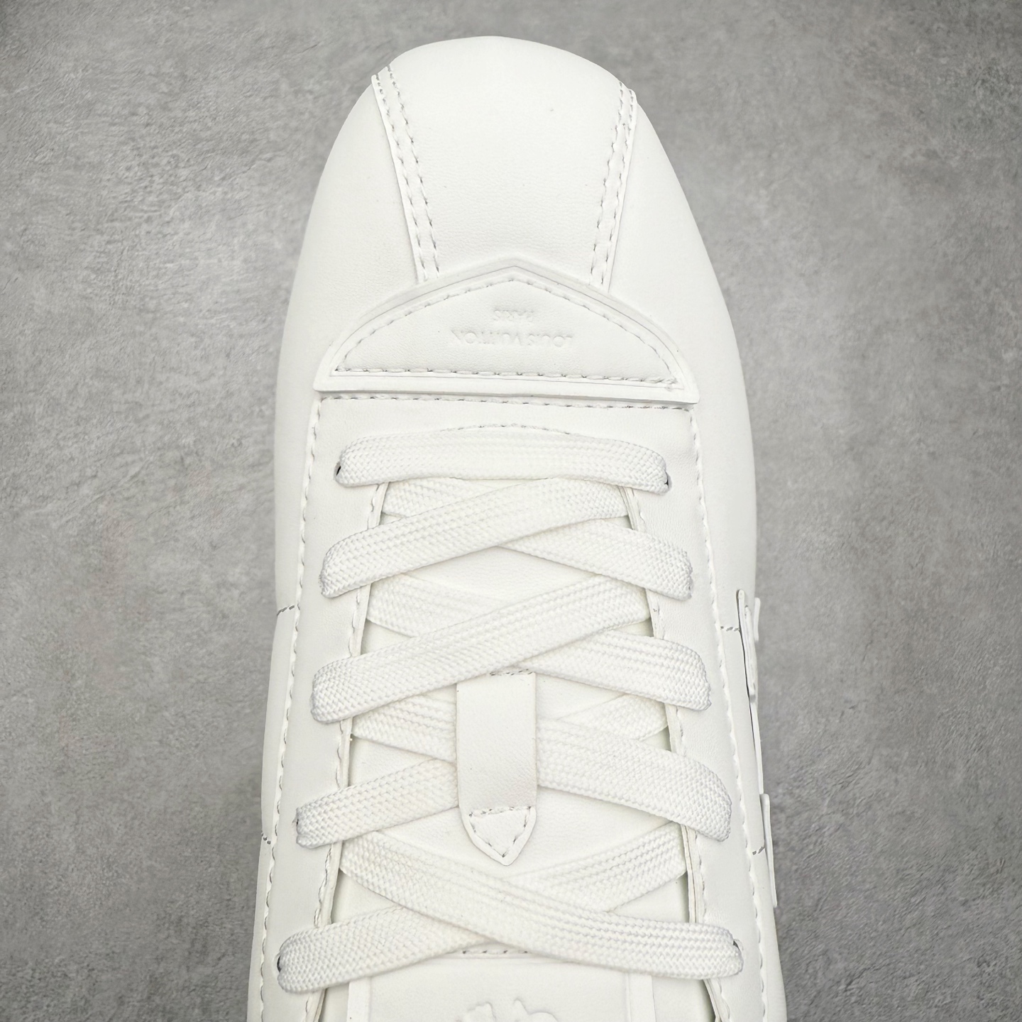 图片[4]-LOUIS VUITTON x Nigo lv联名款 Buttersoft 牛皮革羊皮革 FW25 图案压纹 圆头系带 低帮 生活休闲鞋 男女同款 白色 外贸零售特供批次 2023全新纸板数据 印花高频效果碾压市面 市售天花板产物 耗时半年巨作 全套原厂新版原纸板楦头开发 原厂特供皮料加持 市场所有版本中综合最强的货品 GD实力大厂出品 全网最全配色更新最快 最成熟的做工稳定的品控 完美鞋型超高的清洁度 零毛边线头瑕疵 全套原楦原纸版原鞋开模 全网最具灵魂的版型 正确原装黄色鞋盒 正确中底印花 鞋面印花3D高频深度立体 全鞋电脑针车 紧密相连 针距密度一致 环保乳胶注塑鞋垫 厚度脚感还原原版 皮面裁剪部位 统一油边封口工艺 原装橡胶大底含胶量大底组合零偏差 专柜全套包装 防尘袋 说明书 质保卡 男女鞋 尺码：35 36 37 38 39 40 41 42 43 44 45-选品中心