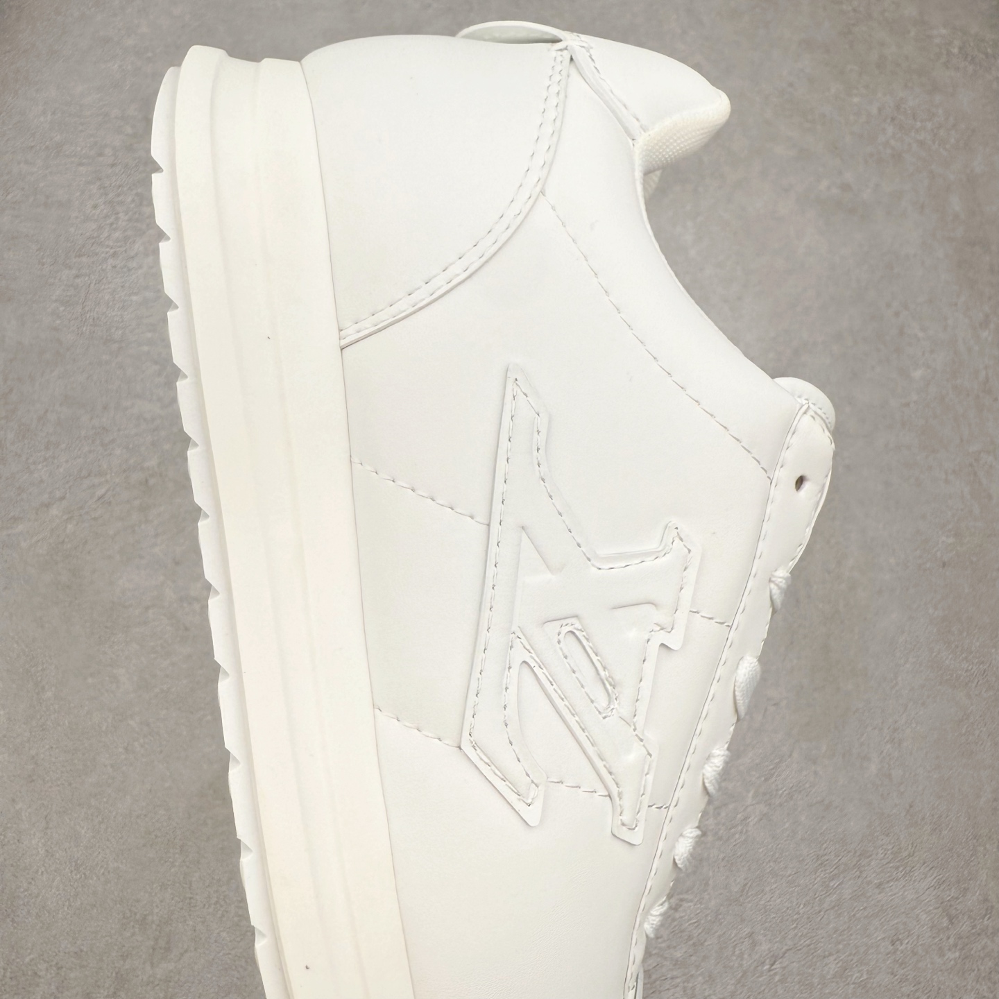 图片[6]-LOUIS VUITTON x Nigo lv联名款 Buttersoft 牛皮革羊皮革 FW25 图案压纹 圆头系带 低帮 生活休闲鞋 男女同款 白色 外贸零售特供批次 2023全新纸板数据 印花高频效果碾压市面 市售天花板产物 耗时半年巨作 全套原厂新版原纸板楦头开发 原厂特供皮料加持 市场所有版本中综合最强的货品 GD实力大厂出品 全网最全配色更新最快 最成熟的做工稳定的品控 完美鞋型超高的清洁度 零毛边线头瑕疵 全套原楦原纸版原鞋开模 全网最具灵魂的版型 正确原装黄色鞋盒 正确中底印花 鞋面印花3D高频深度立体 全鞋电脑针车 紧密相连 针距密度一致 环保乳胶注塑鞋垫 厚度脚感还原原版 皮面裁剪部位 统一油边封口工艺 原装橡胶大底含胶量大底组合零偏差 专柜全套包装 防尘袋 说明书 质保卡 男女鞋 尺码：35 36 37 38 39 40 41 42 43 44 45-选品中心