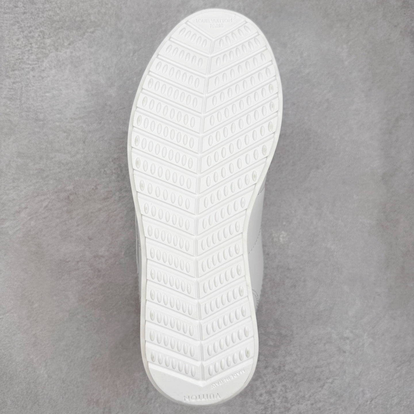 图片[9]-LOUIS VUITTON x Nigo lv联名款 Buttersoft 牛皮革羊皮革 FW25 图案压纹 圆头系带 低帮 生活休闲鞋 男女同款 白色 外贸零售特供批次 2023全新纸板数据 印花高频效果碾压市面 市售天花板产物 耗时半年巨作 全套原厂新版原纸板楦头开发 原厂特供皮料加持 市场所有版本中综合最强的货品 GD实力大厂出品 全网最全配色更新最快 最成熟的做工稳定的品控 完美鞋型超高的清洁度 零毛边线头瑕疵 全套原楦原纸版原鞋开模 全网最具灵魂的版型 正确原装黄色鞋盒 正确中底印花 鞋面印花3D高频深度立体 全鞋电脑针车 紧密相连 针距密度一致 环保乳胶注塑鞋垫 厚度脚感还原原版 皮面裁剪部位 统一油边封口工艺 原装橡胶大底含胶量大底组合零偏差 专柜全套包装 防尘袋 说明书 质保卡 男女鞋 尺码：35 36 37 38 39 40 41 42 43 44 45-选品中心