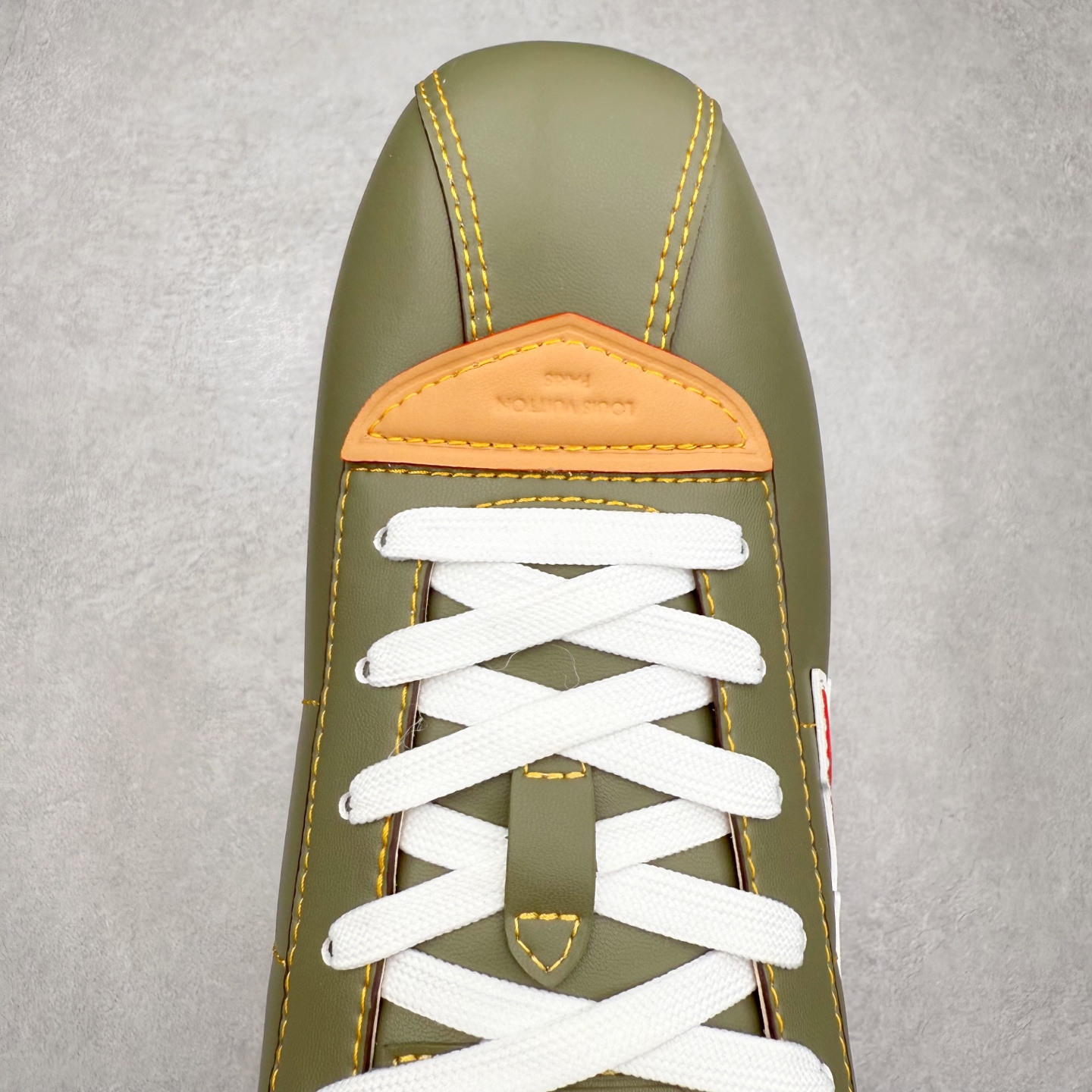 图片[4]-LOUIS VUITTON x Nigo lv联名款 Buttersoft 牛皮革羊皮革 FW25 图案压纹 圆头系带 低帮 生活休闲鞋 男女同款 白色 外贸零售特供批次 2023全新纸板数据 印花高频效果碾压市面 市售天花板产物 耗时半年巨作 全套原厂新版原纸板楦头开发 原厂特供皮料加持 市场所有版本中综合最强的货品 GD实力大厂出品 全网最全配色更新最快 最成熟的做工稳定的品控 完美鞋型超高的清洁度 零毛边线头瑕疵 全套原楦原纸版原鞋开模 全网最具灵魂的版型 正确原装黄色鞋盒 正确中底印花 鞋面印花3D高频深度立体 全鞋电脑针车 紧密相连 针距密度一致 环保乳胶注塑鞋垫 厚度脚感还原原版 皮面裁剪部位 统一油边封口工艺 原装橡胶大底含胶量大底组合零偏差 专柜全套包装 防尘袋 说明书 质保卡 男女鞋 尺码：35 36 37 38 39 40 41 42 43 44 45-选品中心