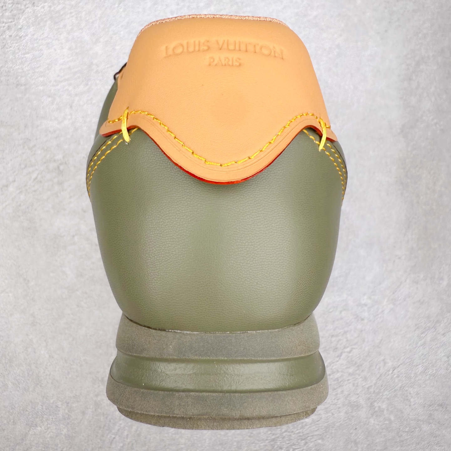 图片[8]-LOUIS VUITTON x Nigo lv联名款 Buttersoft 牛皮革羊皮革 FW25 图案压纹 圆头系带 低帮 生活休闲鞋 男女同款 白色 外贸零售特供批次 2023全新纸板数据 印花高频效果碾压市面 市售天花板产物 耗时半年巨作 全套原厂新版原纸板楦头开发 原厂特供皮料加持 市场所有版本中综合最强的货品 GD实力大厂出品 全网最全配色更新最快 最成熟的做工稳定的品控 完美鞋型超高的清洁度 零毛边线头瑕疵 全套原楦原纸版原鞋开模 全网最具灵魂的版型 正确原装黄色鞋盒 正确中底印花 鞋面印花3D高频深度立体 全鞋电脑针车 紧密相连 针距密度一致 环保乳胶注塑鞋垫 厚度脚感还原原版 皮面裁剪部位 统一油边封口工艺 原装橡胶大底含胶量大底组合零偏差 专柜全套包装 防尘袋 说明书 质保卡 男女鞋 尺码：35 36 37 38 39 40 41 42 43 44 45-选品中心