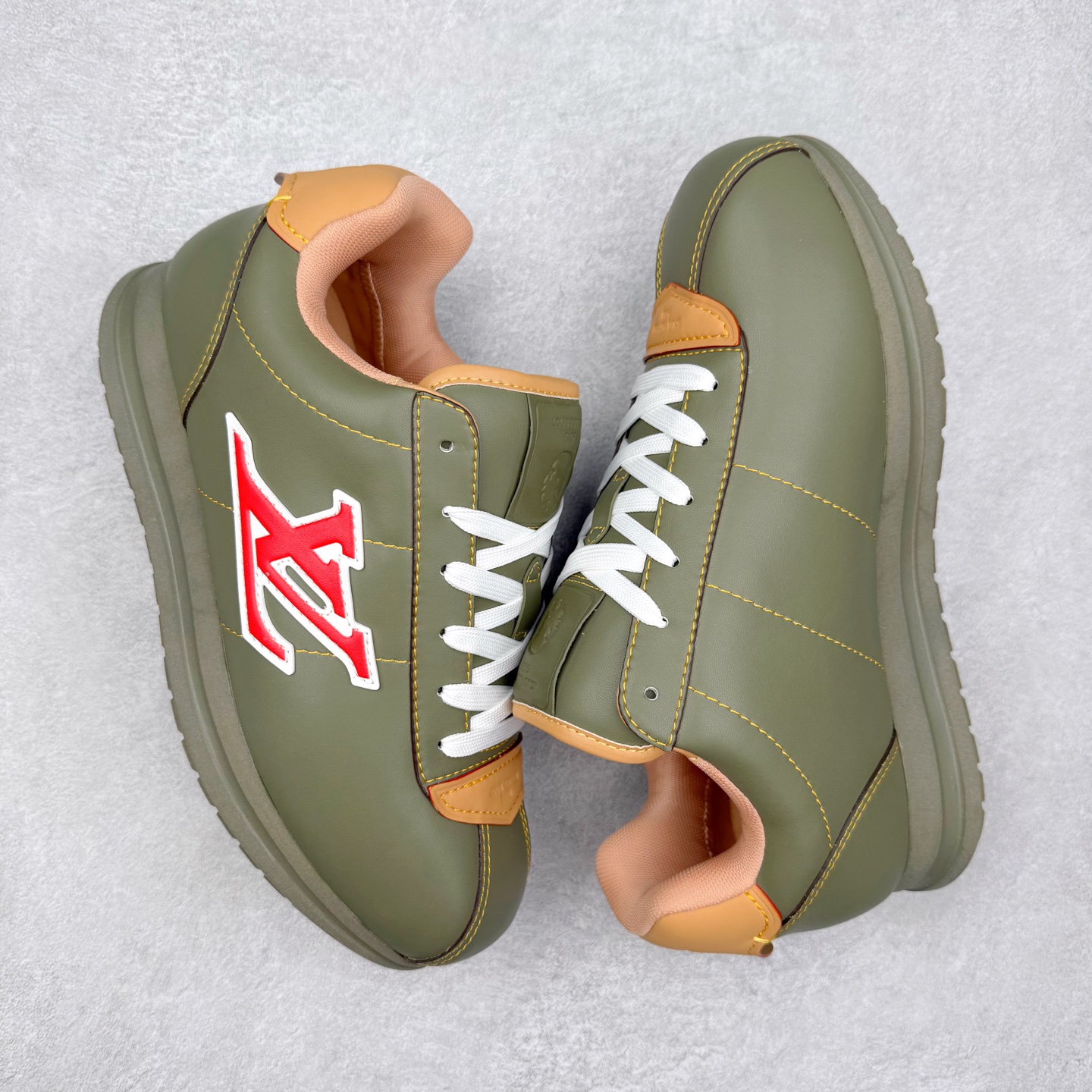 图片[3]-LOUIS VUITTON x Nigo lv联名款 Buttersoft 牛皮革羊皮革 FW25 图案压纹 圆头系带 低帮 生活休闲鞋 男女同款 白色 外贸零售特供批次 2023全新纸板数据 印花高频效果碾压市面 市售天花板产物 耗时半年巨作 全套原厂新版原纸板楦头开发 原厂特供皮料加持 市场所有版本中综合最强的货品 GD实力大厂出品 全网最全配色更新最快 最成熟的做工稳定的品控 完美鞋型超高的清洁度 零毛边线头瑕疵 全套原楦原纸版原鞋开模 全网最具灵魂的版型 正确原装黄色鞋盒 正确中底印花 鞋面印花3D高频深度立体 全鞋电脑针车 紧密相连 针距密度一致 环保乳胶注塑鞋垫 厚度脚感还原原版 皮面裁剪部位 统一油边封口工艺 原装橡胶大底含胶量大底组合零偏差 专柜全套包装 防尘袋 说明书 质保卡 男女鞋 尺码：35 36 37 38 39 40 41 42 43 44 45-选品中心