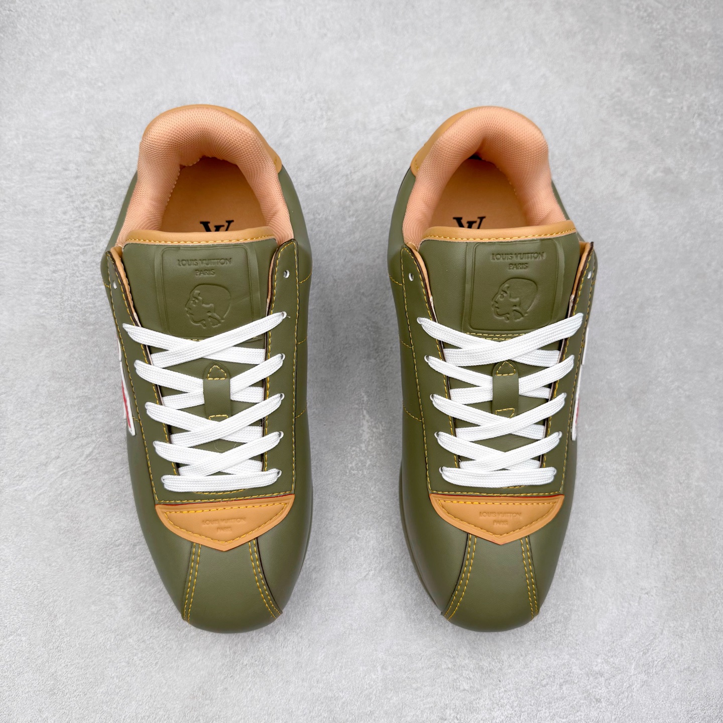 图片[2]-LOUIS VUITTON x Nigo lv联名款 Buttersoft 牛皮革羊皮革 FW25 图案压纹 圆头系带 低帮 生活休闲鞋 男女同款 白色 外贸零售特供批次 2023全新纸板数据 印花高频效果碾压市面 市售天花板产物 耗时半年巨作 全套原厂新版原纸板楦头开发 原厂特供皮料加持 市场所有版本中综合最强的货品 GD实力大厂出品 全网最全配色更新最快 最成熟的做工稳定的品控 完美鞋型超高的清洁度 零毛边线头瑕疵 全套原楦原纸版原鞋开模 全网最具灵魂的版型 正确原装黄色鞋盒 正确中底印花 鞋面印花3D高频深度立体 全鞋电脑针车 紧密相连 针距密度一致 环保乳胶注塑鞋垫 厚度脚感还原原版 皮面裁剪部位 统一油边封口工艺 原装橡胶大底含胶量大底组合零偏差 专柜全套包装 防尘袋 说明书 质保卡 男女鞋 尺码：35 36 37 38 39 40 41 42 43 44 45-选品中心
