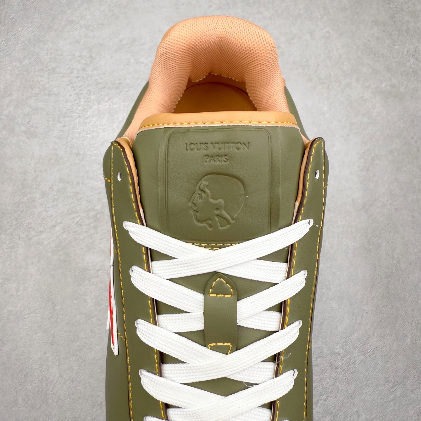 图片[5]-LOUIS VUITTON x Nigo lv联名款 Buttersoft 牛皮革羊皮革 FW25 图案压纹 圆头系带 低帮 生活休闲鞋 男女同款 白色 外贸零售特供批次 2023全新纸板数据 印花高频效果碾压市面 市售天花板产物 耗时半年巨作 全套原厂新版原纸板楦头开发 原厂特供皮料加持 市场所有版本中综合最强的货品 GD实力大厂出品 全网最全配色更新最快 最成熟的做工稳定的品控 完美鞋型超高的清洁度 零毛边线头瑕疵 全套原楦原纸版原鞋开模 全网最具灵魂的版型 正确原装黄色鞋盒 正确中底印花 鞋面印花3D高频深度立体 全鞋电脑针车 紧密相连 针距密度一致 环保乳胶注塑鞋垫 厚度脚感还原原版 皮面裁剪部位 统一油边封口工艺 原装橡胶大底含胶量大底组合零偏差 专柜全套包装 防尘袋 说明书 质保卡 男女鞋 尺码：35 36 37 38 39 40 41 42 43 44 45-选品中心