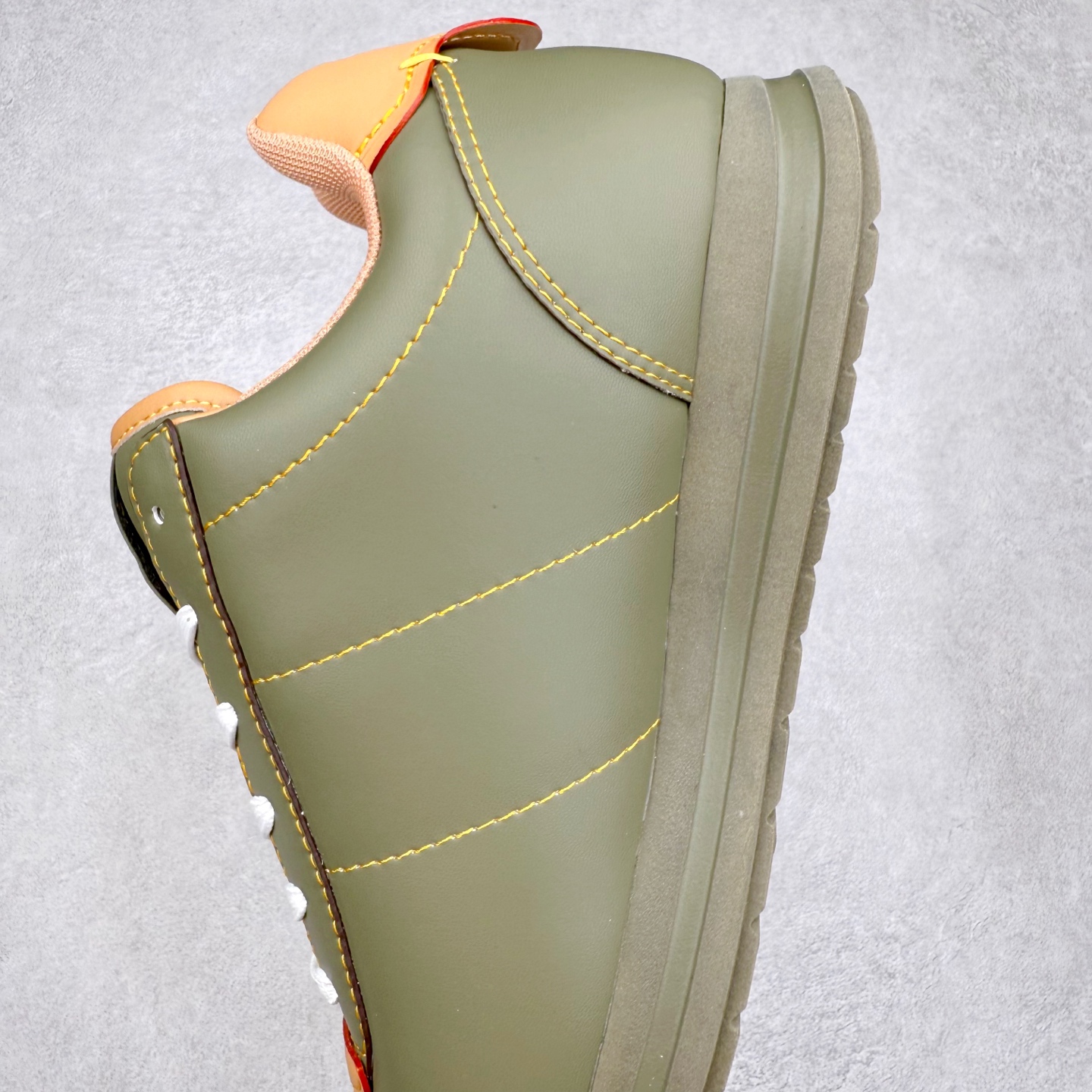 图片[7]-LOUIS VUITTON x Nigo lv联名款 Buttersoft 牛皮革羊皮革 FW25 图案压纹 圆头系带 低帮 生活休闲鞋 男女同款 白色 外贸零售特供批次 2023全新纸板数据 印花高频效果碾压市面 市售天花板产物 耗时半年巨作 全套原厂新版原纸板楦头开发 原厂特供皮料加持 市场所有版本中综合最强的货品 GD实力大厂出品 全网最全配色更新最快 最成熟的做工稳定的品控 完美鞋型超高的清洁度 零毛边线头瑕疵 全套原楦原纸版原鞋开模 全网最具灵魂的版型 正确原装黄色鞋盒 正确中底印花 鞋面印花3D高频深度立体 全鞋电脑针车 紧密相连 针距密度一致 环保乳胶注塑鞋垫 厚度脚感还原原版 皮面裁剪部位 统一油边封口工艺 原装橡胶大底含胶量大底组合零偏差 专柜全套包装 防尘袋 说明书 质保卡 男女鞋 尺码：35 36 37 38 39 40 41 42 43 44 45-选品中心