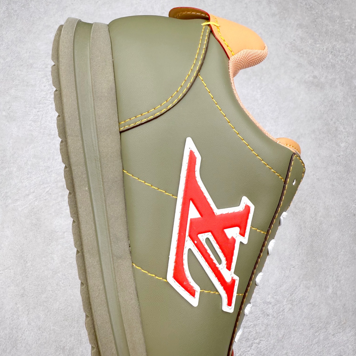 图片[6]-LOUIS VUITTON x Nigo lv联名款 Buttersoft 牛皮革羊皮革 FW25 图案压纹 圆头系带 低帮 生活休闲鞋 男女同款 白色 外贸零售特供批次 2023全新纸板数据 印花高频效果碾压市面 市售天花板产物 耗时半年巨作 全套原厂新版原纸板楦头开发 原厂特供皮料加持 市场所有版本中综合最强的货品 GD实力大厂出品 全网最全配色更新最快 最成熟的做工稳定的品控 完美鞋型超高的清洁度 零毛边线头瑕疵 全套原楦原纸版原鞋开模 全网最具灵魂的版型 正确原装黄色鞋盒 正确中底印花 鞋面印花3D高频深度立体 全鞋电脑针车 紧密相连 针距密度一致 环保乳胶注塑鞋垫 厚度脚感还原原版 皮面裁剪部位 统一油边封口工艺 原装橡胶大底含胶量大底组合零偏差 专柜全套包装 防尘袋 说明书 质保卡 男女鞋 尺码：35 36 37 38 39 40 41 42 43 44 45-选品中心