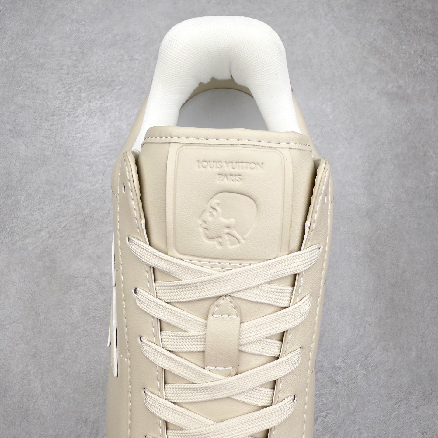 图片[5]-LOUIS VUITTON x Nigo lv联名款 Buttersoft 牛皮革羊皮革 FW25 图案压纹 圆头系带 低帮 生活休闲鞋 男女同款 白色 外贸零售特供批次 2023全新纸板数据 印花高频效果碾压市面 市售天花板产物 耗时半年巨作 全套原厂新版原纸板楦头开发 原厂特供皮料加持 市场所有版本中综合最强的货品 GD实力大厂出品 全网最全配色更新最快 最成熟的做工稳定的品控 完美鞋型超高的清洁度 零毛边线头瑕疵 全套原楦原纸版原鞋开模 全网最具灵魂的版型 正确原装黄色鞋盒 正确中底印花 鞋面印花3D高频深度立体 全鞋电脑针车 紧密相连 针距密度一致 环保乳胶注塑鞋垫 厚度脚感还原原版 皮面裁剪部位 统一油边封口工艺 原装橡胶大底含胶量大底组合零偏差 专柜全套包装 防尘袋 说明书 质保卡 男女鞋 尺码：35 36 37 38 39 40 41 42 43 44 45-选品中心