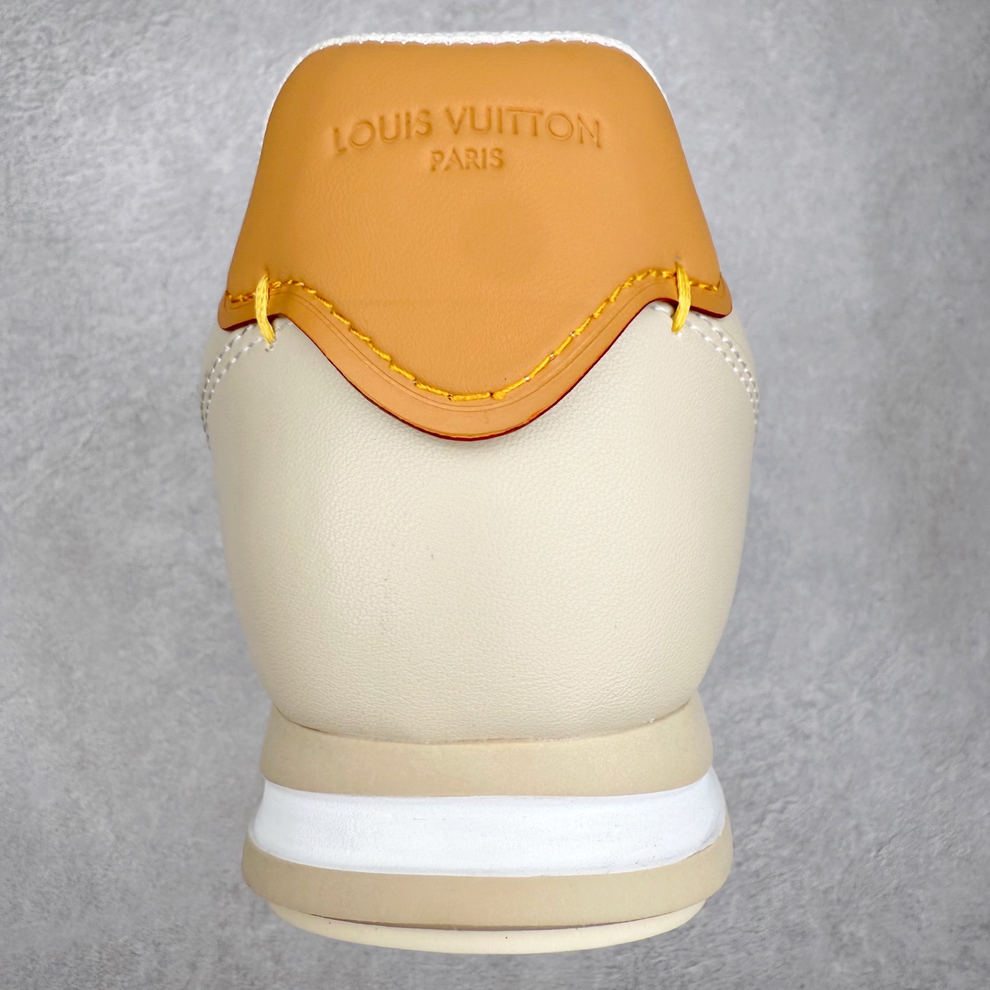 图片[8]-LOUIS VUITTON x Nigo lv联名款 Buttersoft 牛皮革羊皮革 FW25 图案压纹 圆头系带 低帮 生活休闲鞋 男女同款 白色 外贸零售特供批次 2023全新纸板数据 印花高频效果碾压市面 市售天花板产物 耗时半年巨作 全套原厂新版原纸板楦头开发 原厂特供皮料加持 市场所有版本中综合最强的货品 GD实力大厂出品 全网最全配色更新最快 最成熟的做工稳定的品控 完美鞋型超高的清洁度 零毛边线头瑕疵 全套原楦原纸版原鞋开模 全网最具灵魂的版型 正确原装黄色鞋盒 正确中底印花 鞋面印花3D高频深度立体 全鞋电脑针车 紧密相连 针距密度一致 环保乳胶注塑鞋垫 厚度脚感还原原版 皮面裁剪部位 统一油边封口工艺 原装橡胶大底含胶量大底组合零偏差 专柜全套包装 防尘袋 说明书 质保卡 男女鞋 尺码：35 36 37 38 39 40 41 42 43 44 45-选品中心