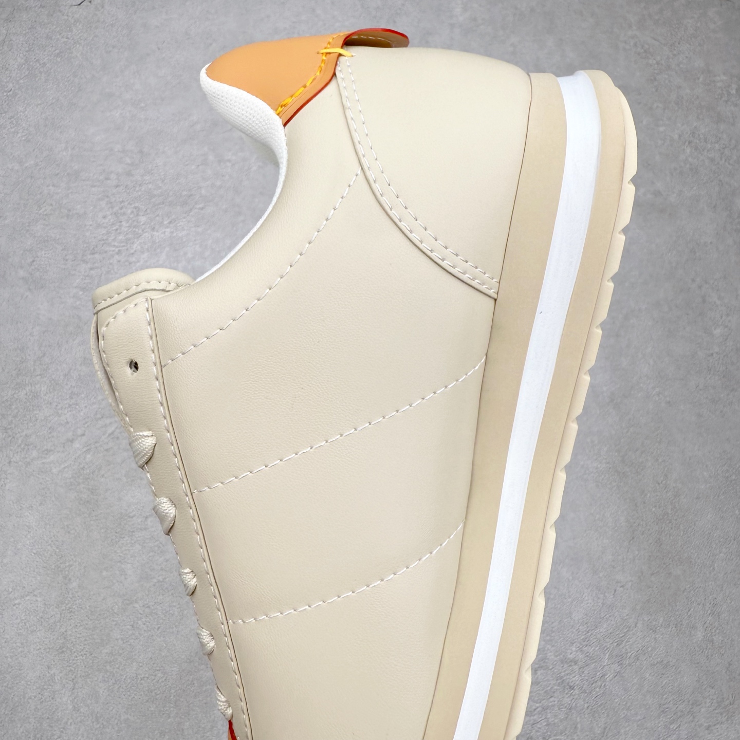 图片[7]-LOUIS VUITTON x Nigo lv联名款 Buttersoft 牛皮革羊皮革 FW25 图案压纹 圆头系带 低帮 生活休闲鞋 男女同款 白色 外贸零售特供批次 2023全新纸板数据 印花高频效果碾压市面 市售天花板产物 耗时半年巨作 全套原厂新版原纸板楦头开发 原厂特供皮料加持 市场所有版本中综合最强的货品 GD实力大厂出品 全网最全配色更新最快 最成熟的做工稳定的品控 完美鞋型超高的清洁度 零毛边线头瑕疵 全套原楦原纸版原鞋开模 全网最具灵魂的版型 正确原装黄色鞋盒 正确中底印花 鞋面印花3D高频深度立体 全鞋电脑针车 紧密相连 针距密度一致 环保乳胶注塑鞋垫 厚度脚感还原原版 皮面裁剪部位 统一油边封口工艺 原装橡胶大底含胶量大底组合零偏差 专柜全套包装 防尘袋 说明书 质保卡 男女鞋 尺码：35 36 37 38 39 40 41 42 43 44 45-选品中心