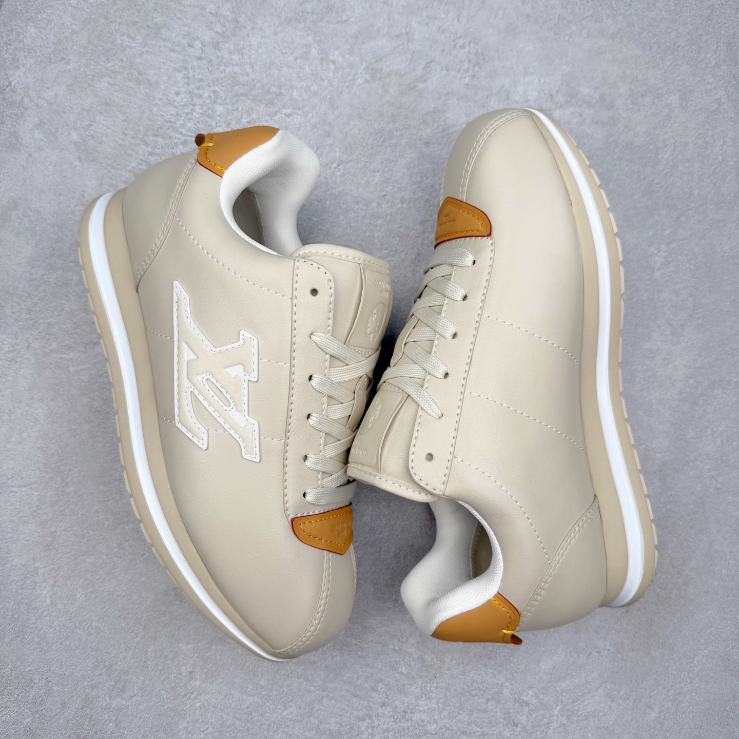 图片[3]-LOUIS VUITTON x Nigo lv联名款 Buttersoft 牛皮革羊皮革 FW25 图案压纹 圆头系带 低帮 生活休闲鞋 男女同款 白色 外贸零售特供批次 2023全新纸板数据 印花高频效果碾压市面 市售天花板产物 耗时半年巨作 全套原厂新版原纸板楦头开发 原厂特供皮料加持 市场所有版本中综合最强的货品 GD实力大厂出品 全网最全配色更新最快 最成熟的做工稳定的品控 完美鞋型超高的清洁度 零毛边线头瑕疵 全套原楦原纸版原鞋开模 全网最具灵魂的版型 正确原装黄色鞋盒 正确中底印花 鞋面印花3D高频深度立体 全鞋电脑针车 紧密相连 针距密度一致 环保乳胶注塑鞋垫 厚度脚感还原原版 皮面裁剪部位 统一油边封口工艺 原装橡胶大底含胶量大底组合零偏差 专柜全套包装 防尘袋 说明书 质保卡 男女鞋 尺码：35 36 37 38 39 40 41 42 43 44 45-选品中心