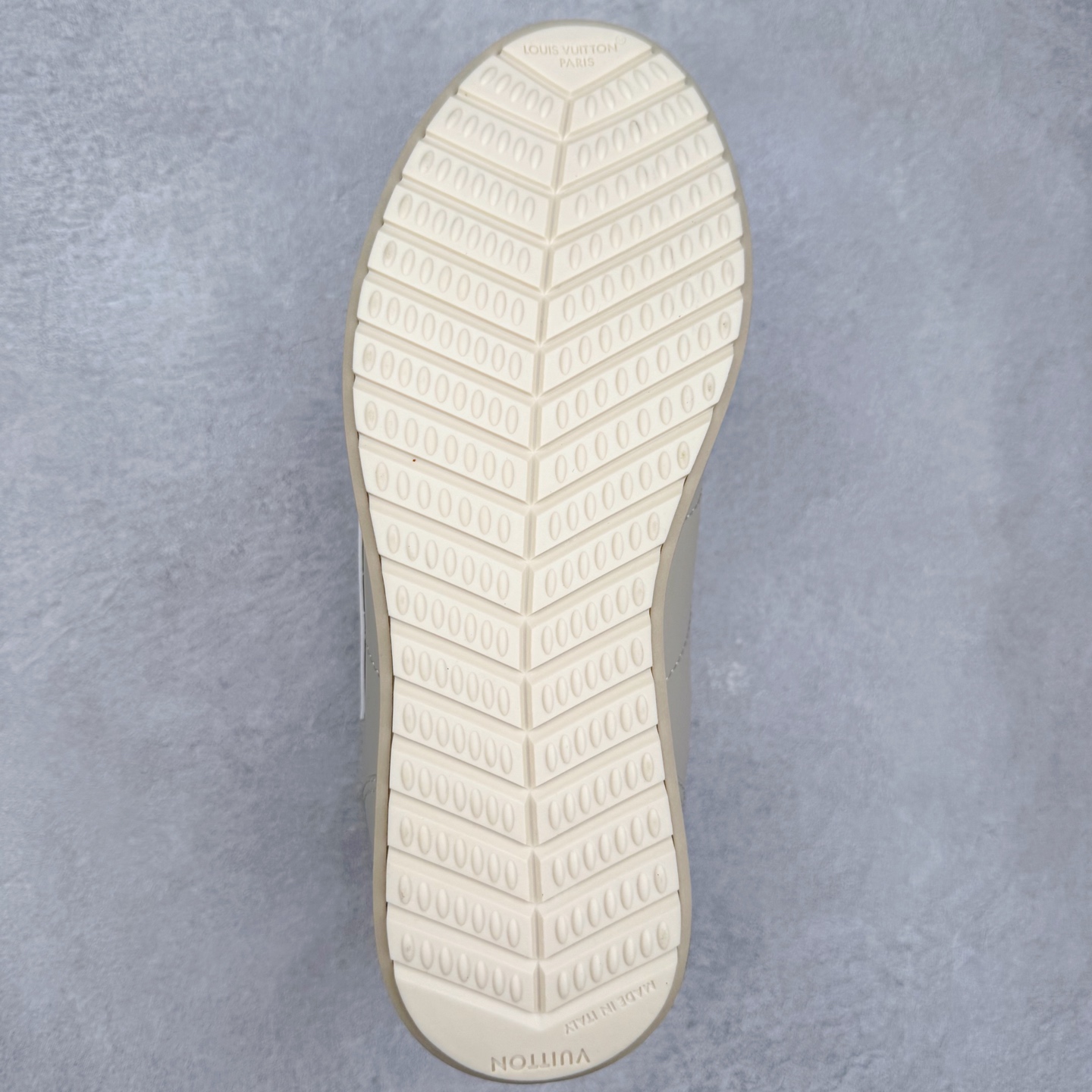 图片[9]-LOUIS VUITTON x Nigo lv联名款 Buttersoft 牛皮革羊皮革 FW25 图案压纹 圆头系带 低帮 生活休闲鞋 男女同款 白色 外贸零售特供批次 2023全新纸板数据 印花高频效果碾压市面 市售天花板产物 耗时半年巨作 全套原厂新版原纸板楦头开发 原厂特供皮料加持 市场所有版本中综合最强的货品 GD实力大厂出品 全网最全配色更新最快 最成熟的做工稳定的品控 完美鞋型超高的清洁度 零毛边线头瑕疵 全套原楦原纸版原鞋开模 全网最具灵魂的版型 正确原装黄色鞋盒 正确中底印花 鞋面印花3D高频深度立体 全鞋电脑针车 紧密相连 针距密度一致 环保乳胶注塑鞋垫 厚度脚感还原原版 皮面裁剪部位 统一油边封口工艺 原装橡胶大底含胶量大底组合零偏差 专柜全套包装 防尘袋 说明书 质保卡 男女鞋 尺码：35 36 37 38 39 40 41 42 43 44 45-选品中心