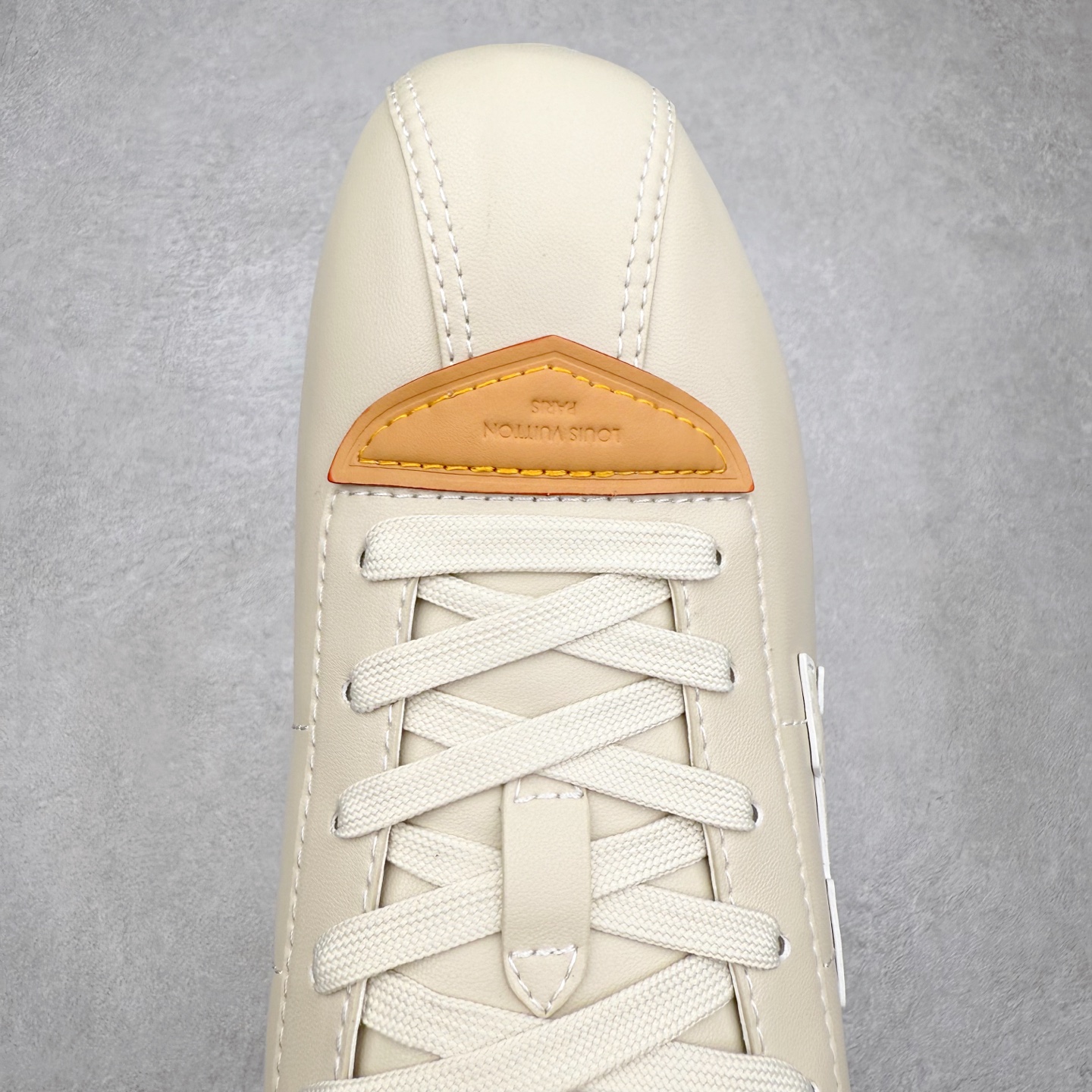 图片[4]-LOUIS VUITTON x Nigo lv联名款 Buttersoft 牛皮革羊皮革 FW25 图案压纹 圆头系带 低帮 生活休闲鞋 男女同款 白色 外贸零售特供批次 2023全新纸板数据 印花高频效果碾压市面 市售天花板产物 耗时半年巨作 全套原厂新版原纸板楦头开发 原厂特供皮料加持 市场所有版本中综合最强的货品 GD实力大厂出品 全网最全配色更新最快 最成熟的做工稳定的品控 完美鞋型超高的清洁度 零毛边线头瑕疵 全套原楦原纸版原鞋开模 全网最具灵魂的版型 正确原装黄色鞋盒 正确中底印花 鞋面印花3D高频深度立体 全鞋电脑针车 紧密相连 针距密度一致 环保乳胶注塑鞋垫 厚度脚感还原原版 皮面裁剪部位 统一油边封口工艺 原装橡胶大底含胶量大底组合零偏差 专柜全套包装 防尘袋 说明书 质保卡 男女鞋 尺码：35 36 37 38 39 40 41 42 43 44 45-选品中心