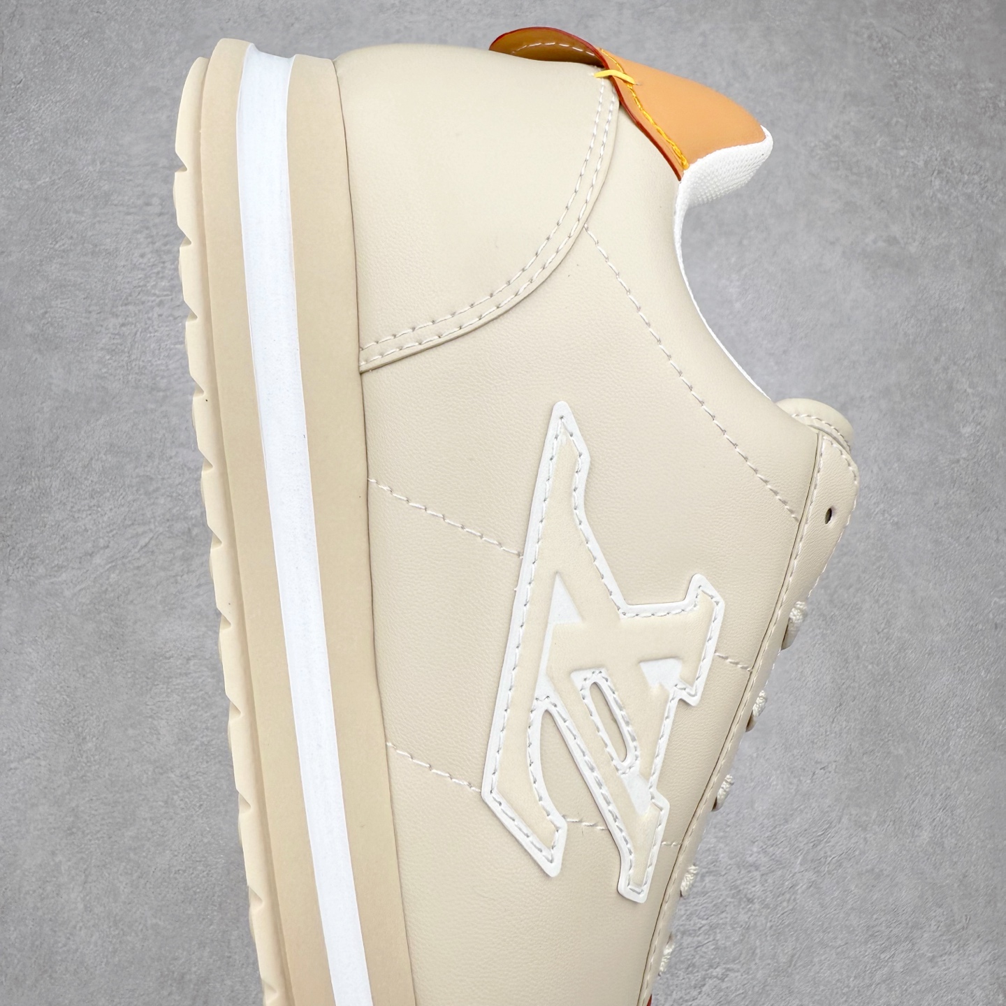 图片[6]-LOUIS VUITTON x Nigo lv联名款 Buttersoft 牛皮革羊皮革 FW25 图案压纹 圆头系带 低帮 生活休闲鞋 男女同款 白色 外贸零售特供批次 2023全新纸板数据 印花高频效果碾压市面 市售天花板产物 耗时半年巨作 全套原厂新版原纸板楦头开发 原厂特供皮料加持 市场所有版本中综合最强的货品 GD实力大厂出品 全网最全配色更新最快 最成熟的做工稳定的品控 完美鞋型超高的清洁度 零毛边线头瑕疵 全套原楦原纸版原鞋开模 全网最具灵魂的版型 正确原装黄色鞋盒 正确中底印花 鞋面印花3D高频深度立体 全鞋电脑针车 紧密相连 针距密度一致 环保乳胶注塑鞋垫 厚度脚感还原原版 皮面裁剪部位 统一油边封口工艺 原装橡胶大底含胶量大底组合零偏差 专柜全套包装 防尘袋 说明书 质保卡 男女鞋 尺码：35 36 37 38 39 40 41 42 43 44 45-选品中心