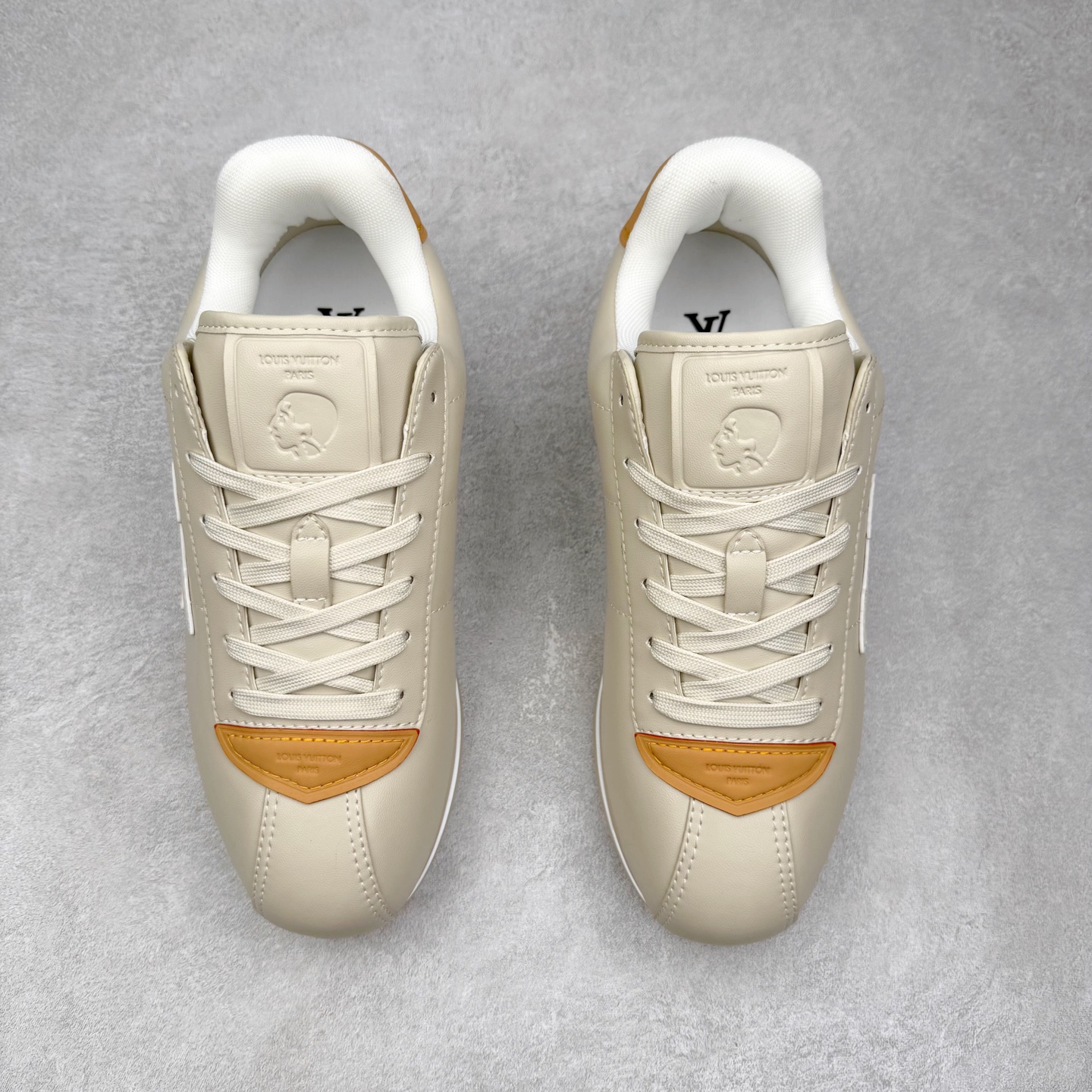 图片[2]-LOUIS VUITTON x Nigo lv联名款 Buttersoft 牛皮革羊皮革 FW25 图案压纹 圆头系带 低帮 生活休闲鞋 男女同款 白色 外贸零售特供批次 2023全新纸板数据 印花高频效果碾压市面 市售天花板产物 耗时半年巨作 全套原厂新版原纸板楦头开发 原厂特供皮料加持 市场所有版本中综合最强的货品 GD实力大厂出品 全网最全配色更新最快 最成熟的做工稳定的品控 完美鞋型超高的清洁度 零毛边线头瑕疵 全套原楦原纸版原鞋开模 全网最具灵魂的版型 正确原装黄色鞋盒 正确中底印花 鞋面印花3D高频深度立体 全鞋电脑针车 紧密相连 针距密度一致 环保乳胶注塑鞋垫 厚度脚感还原原版 皮面裁剪部位 统一油边封口工艺 原装橡胶大底含胶量大底组合零偏差 专柜全套包装 防尘袋 说明书 质保卡 男女鞋 尺码：35 36 37 38 39 40 41 42 43 44 45-选品中心