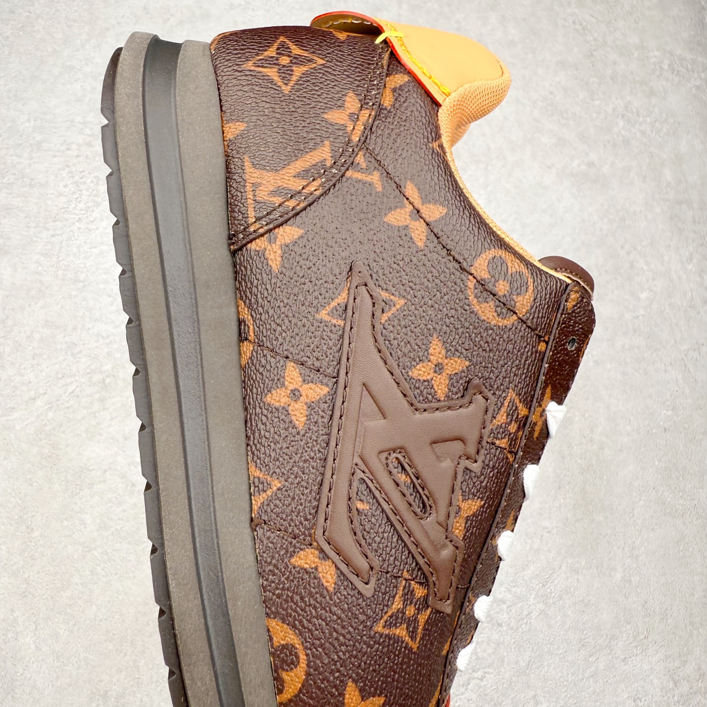 图片[6]-LOUIS VUITTON x Nigo lv联名款 Buttersoft 牛皮革羊皮革 FW25 图案压纹 圆头系带 低帮 生活休闲鞋 男女同款 白色 外贸零售特供批次 2023全新纸板数据 印花高频效果碾压市面 市售天花板产物 耗时半年巨作 全套原厂新版原纸板楦头开发 原厂特供皮料加持 市场所有版本中综合最强的货品 GD实力大厂出品 全网最全配色更新最快 最成熟的做工稳定的品控 完美鞋型超高的清洁度 零毛边线头瑕疵 全套原楦原纸版原鞋开模 全网最具灵魂的版型 正确原装黄色鞋盒 正确中底印花 鞋面印花3D高频深度立体 全鞋电脑针车 紧密相连 针距密度一致 环保乳胶注塑鞋垫 厚度脚感还原原版 皮面裁剪部位 统一油边封口工艺 原装橡胶大底含胶量大底组合零偏差 专柜全套包装 防尘袋 说明书 质保卡 男女鞋 尺码：35 36 37 38 39 40 41 42 43 44 45-选品中心