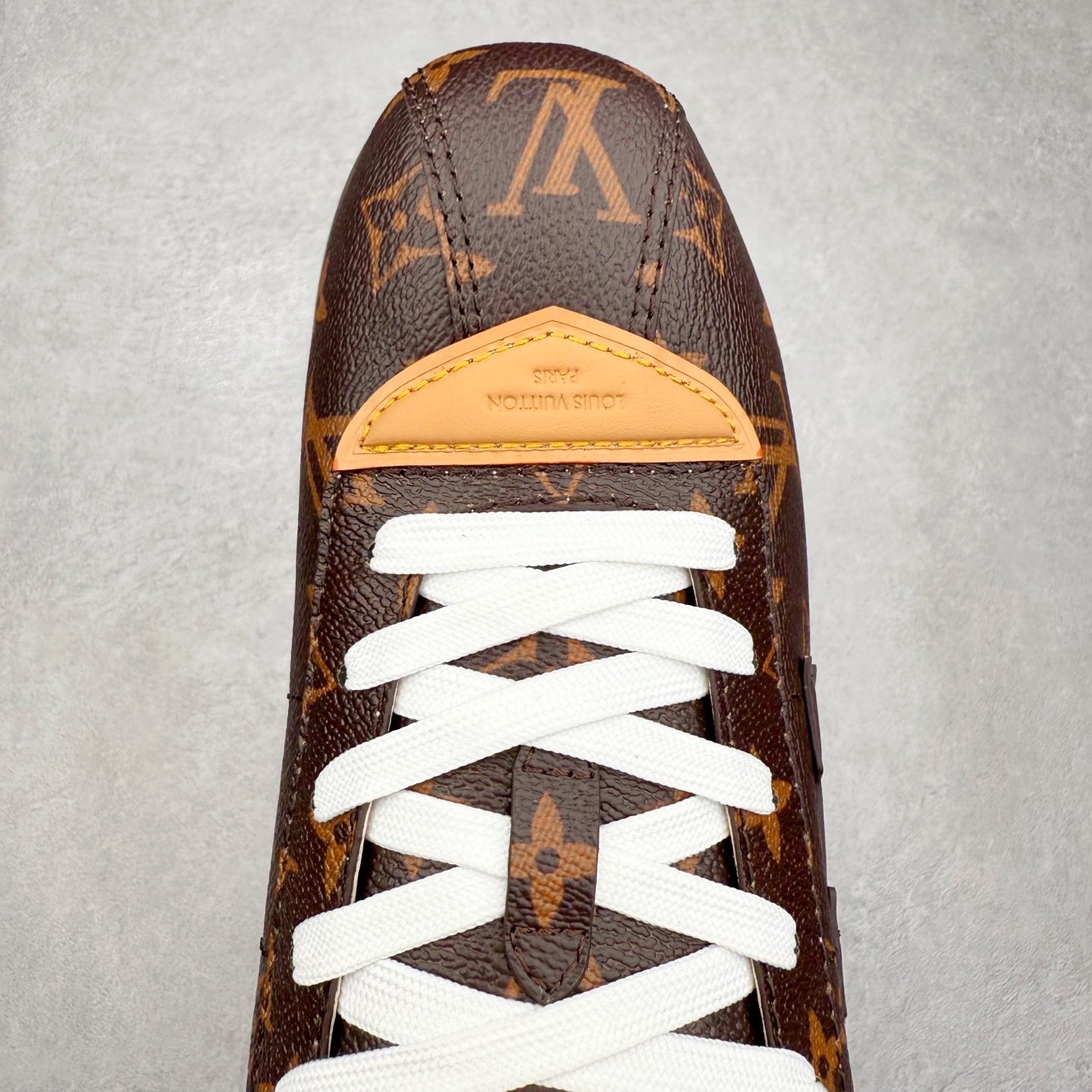 图片[4]-LOUIS VUITTON x Nigo lv联名款 Buttersoft 牛皮革羊皮革 FW25 图案压纹 圆头系带 低帮 生活休闲鞋 男女同款 白色 外贸零售特供批次 2023全新纸板数据 印花高频效果碾压市面 市售天花板产物 耗时半年巨作 全套原厂新版原纸板楦头开发 原厂特供皮料加持 市场所有版本中综合最强的货品 GD实力大厂出品 全网最全配色更新最快 最成熟的做工稳定的品控 完美鞋型超高的清洁度 零毛边线头瑕疵 全套原楦原纸版原鞋开模 全网最具灵魂的版型 正确原装黄色鞋盒 正确中底印花 鞋面印花3D高频深度立体 全鞋电脑针车 紧密相连 针距密度一致 环保乳胶注塑鞋垫 厚度脚感还原原版 皮面裁剪部位 统一油边封口工艺 原装橡胶大底含胶量大底组合零偏差 专柜全套包装 防尘袋 说明书 质保卡 男女鞋 尺码：35 36 37 38 39 40 41 42 43 44 45-选品中心