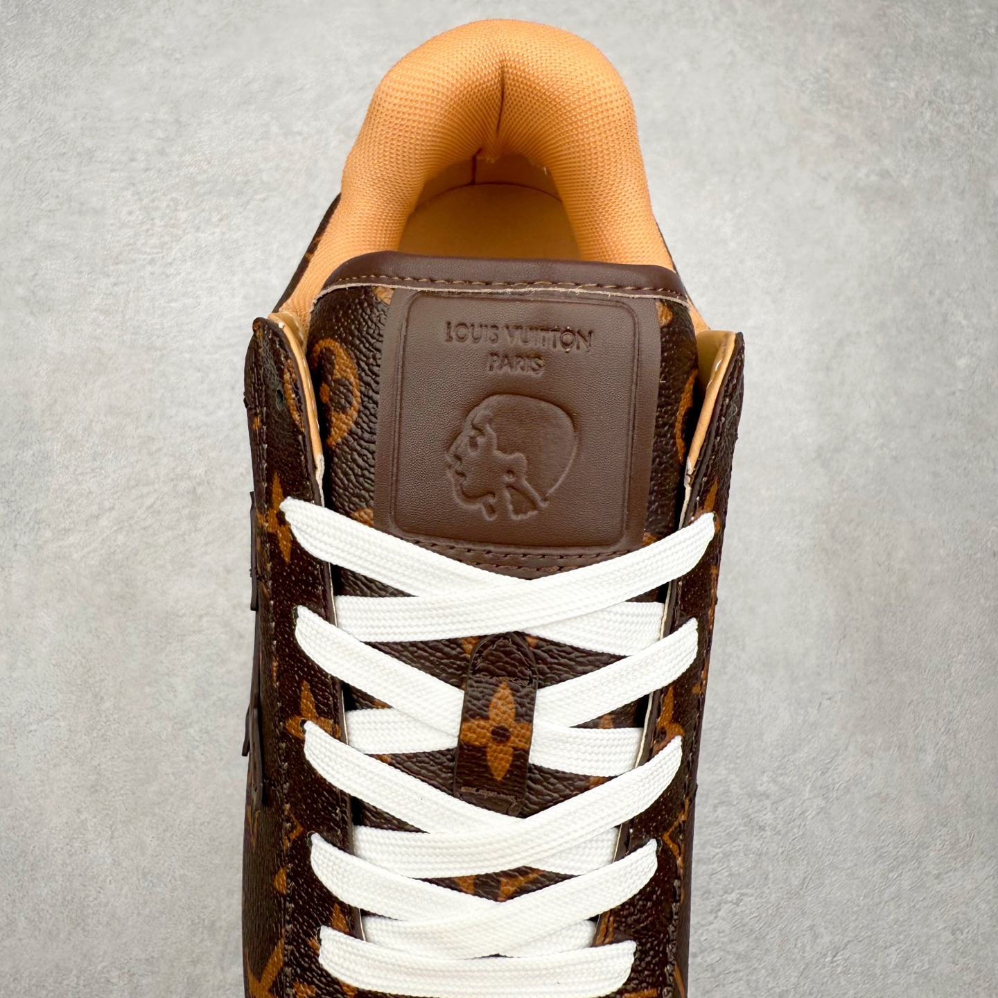 图片[5]-LOUIS VUITTON x Nigo lv联名款 Buttersoft 牛皮革羊皮革 FW25 图案压纹 圆头系带 低帮 生活休闲鞋 男女同款 白色 外贸零售特供批次 2023全新纸板数据 印花高频效果碾压市面 市售天花板产物 耗时半年巨作 全套原厂新版原纸板楦头开发 原厂特供皮料加持 市场所有版本中综合最强的货品 GD实力大厂出品 全网最全配色更新最快 最成熟的做工稳定的品控 完美鞋型超高的清洁度 零毛边线头瑕疵 全套原楦原纸版原鞋开模 全网最具灵魂的版型 正确原装黄色鞋盒 正确中底印花 鞋面印花3D高频深度立体 全鞋电脑针车 紧密相连 针距密度一致 环保乳胶注塑鞋垫 厚度脚感还原原版 皮面裁剪部位 统一油边封口工艺 原装橡胶大底含胶量大底组合零偏差 专柜全套包装 防尘袋 说明书 质保卡 男女鞋 尺码：35 36 37 38 39 40 41 42 43 44 45-选品中心