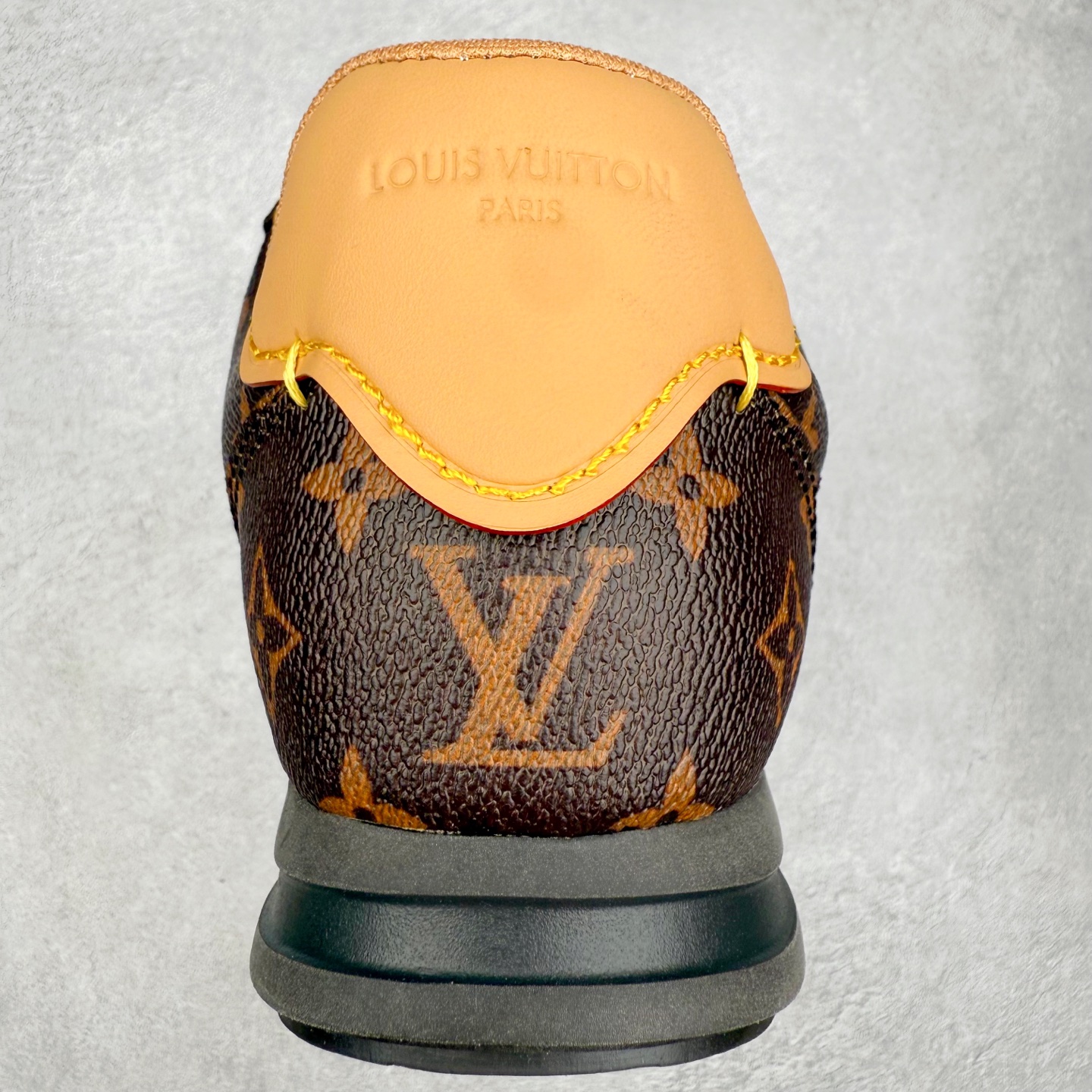 图片[8]-LOUIS VUITTON x Nigo lv联名款 Buttersoft 牛皮革羊皮革 FW25 图案压纹 圆头系带 低帮 生活休闲鞋 男女同款 白色 外贸零售特供批次 2023全新纸板数据 印花高频效果碾压市面 市售天花板产物 耗时半年巨作 全套原厂新版原纸板楦头开发 原厂特供皮料加持 市场所有版本中综合最强的货品 GD实力大厂出品 全网最全配色更新最快 最成熟的做工稳定的品控 完美鞋型超高的清洁度 零毛边线头瑕疵 全套原楦原纸版原鞋开模 全网最具灵魂的版型 正确原装黄色鞋盒 正确中底印花 鞋面印花3D高频深度立体 全鞋电脑针车 紧密相连 针距密度一致 环保乳胶注塑鞋垫 厚度脚感还原原版 皮面裁剪部位 统一油边封口工艺 原装橡胶大底含胶量大底组合零偏差 专柜全套包装 防尘袋 说明书 质保卡 男女鞋 尺码：35 36 37 38 39 40 41 42 43 44 45-选品中心