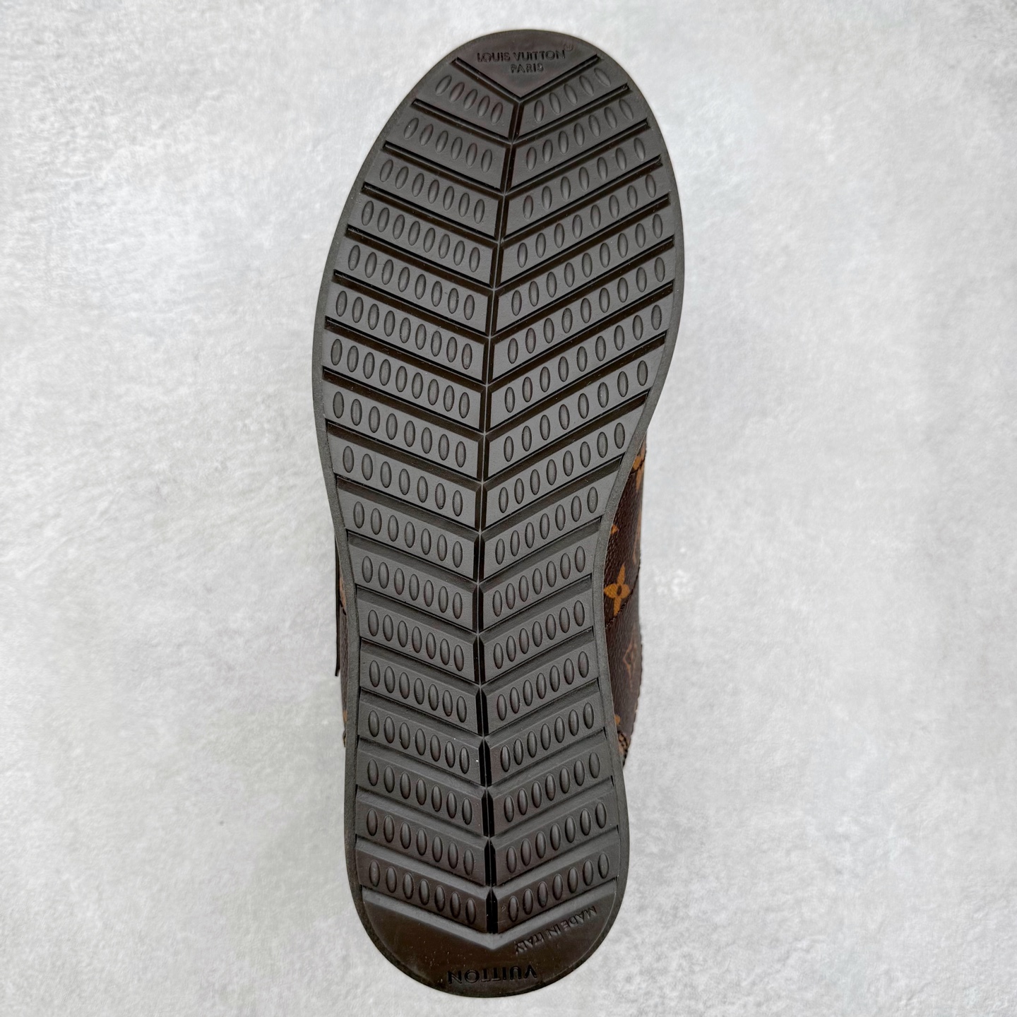图片[9]-LOUIS VUITTON x Nigo lv联名款 Buttersoft 牛皮革羊皮革 FW25 图案压纹 圆头系带 低帮 生活休闲鞋 男女同款 白色 外贸零售特供批次 2023全新纸板数据 印花高频效果碾压市面 市售天花板产物 耗时半年巨作 全套原厂新版原纸板楦头开发 原厂特供皮料加持 市场所有版本中综合最强的货品 GD实力大厂出品 全网最全配色更新最快 最成熟的做工稳定的品控 完美鞋型超高的清洁度 零毛边线头瑕疵 全套原楦原纸版原鞋开模 全网最具灵魂的版型 正确原装黄色鞋盒 正确中底印花 鞋面印花3D高频深度立体 全鞋电脑针车 紧密相连 针距密度一致 环保乳胶注塑鞋垫 厚度脚感还原原版 皮面裁剪部位 统一油边封口工艺 原装橡胶大底含胶量大底组合零偏差 专柜全套包装 防尘袋 说明书 质保卡 男女鞋 尺码：35 36 37 38 39 40 41 42 43 44 45-选品中心