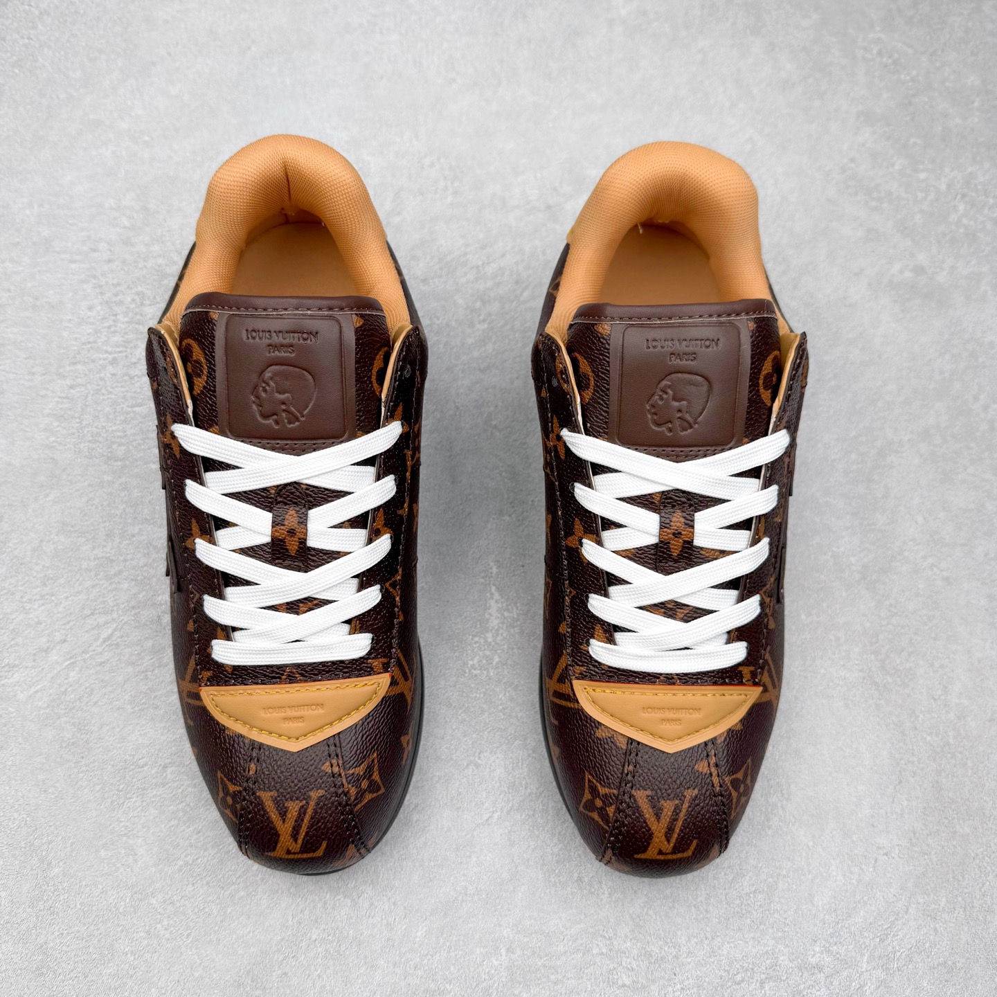 图片[2]-LOUIS VUITTON x Nigo lv联名款 Buttersoft 牛皮革羊皮革 FW25 图案压纹 圆头系带 低帮 生活休闲鞋 男女同款 白色 外贸零售特供批次 2023全新纸板数据 印花高频效果碾压市面 市售天花板产物 耗时半年巨作 全套原厂新版原纸板楦头开发 原厂特供皮料加持 市场所有版本中综合最强的货品 GD实力大厂出品 全网最全配色更新最快 最成熟的做工稳定的品控 完美鞋型超高的清洁度 零毛边线头瑕疵 全套原楦原纸版原鞋开模 全网最具灵魂的版型 正确原装黄色鞋盒 正确中底印花 鞋面印花3D高频深度立体 全鞋电脑针车 紧密相连 针距密度一致 环保乳胶注塑鞋垫 厚度脚感还原原版 皮面裁剪部位 统一油边封口工艺 原装橡胶大底含胶量大底组合零偏差 专柜全套包装 防尘袋 说明书 质保卡 男女鞋 尺码：35 36 37 38 39 40 41 42 43 44 45-选品中心