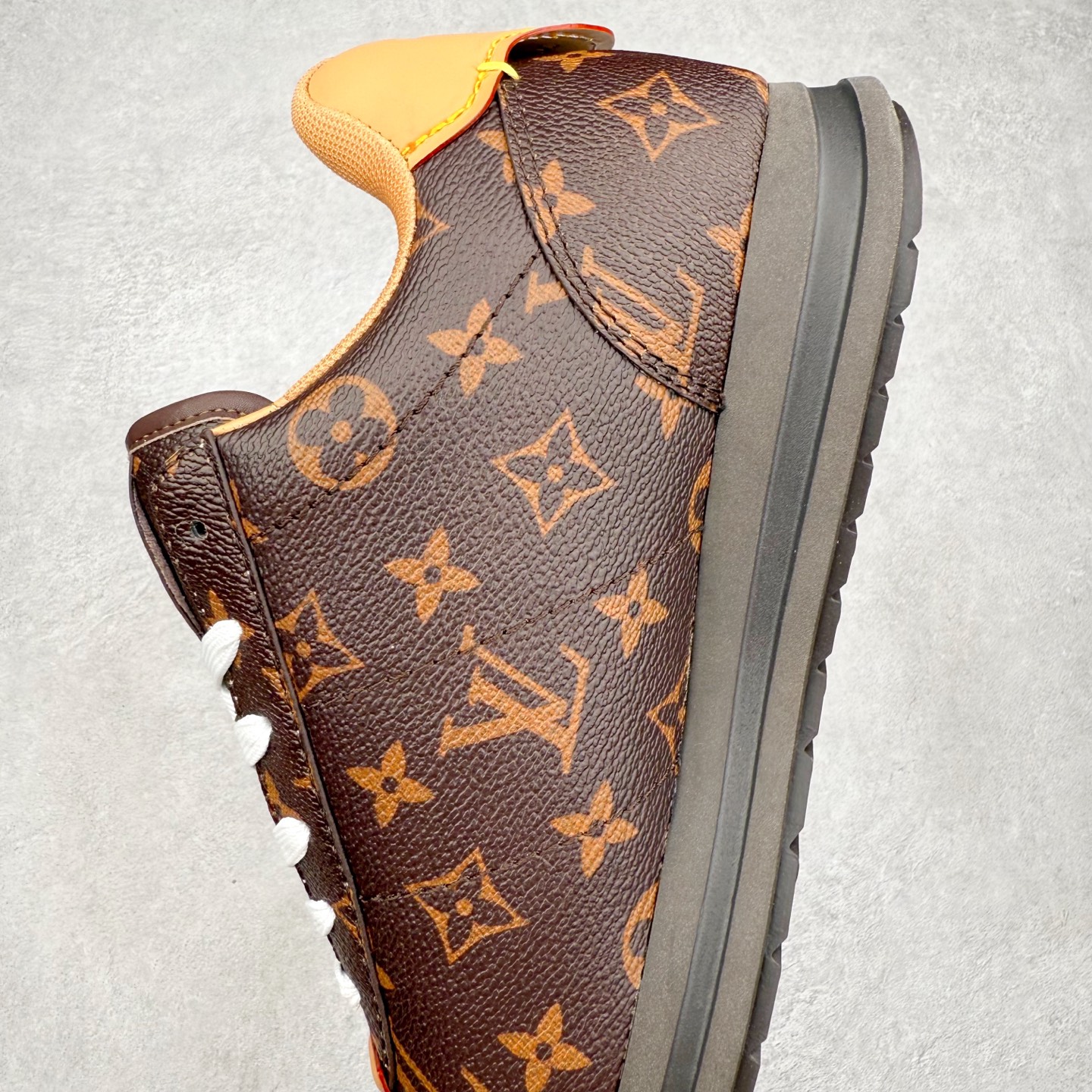 图片[7]-LOUIS VUITTON x Nigo lv联名款 Buttersoft 牛皮革羊皮革 FW25 图案压纹 圆头系带 低帮 生活休闲鞋 男女同款 白色 外贸零售特供批次 2023全新纸板数据 印花高频效果碾压市面 市售天花板产物 耗时半年巨作 全套原厂新版原纸板楦头开发 原厂特供皮料加持 市场所有版本中综合最强的货品 GD实力大厂出品 全网最全配色更新最快 最成熟的做工稳定的品控 完美鞋型超高的清洁度 零毛边线头瑕疵 全套原楦原纸版原鞋开模 全网最具灵魂的版型 正确原装黄色鞋盒 正确中底印花 鞋面印花3D高频深度立体 全鞋电脑针车 紧密相连 针距密度一致 环保乳胶注塑鞋垫 厚度脚感还原原版 皮面裁剪部位 统一油边封口工艺 原装橡胶大底含胶量大底组合零偏差 专柜全套包装 防尘袋 说明书 质保卡 男女鞋 尺码：35 36 37 38 39 40 41 42 43 44 45-选品中心