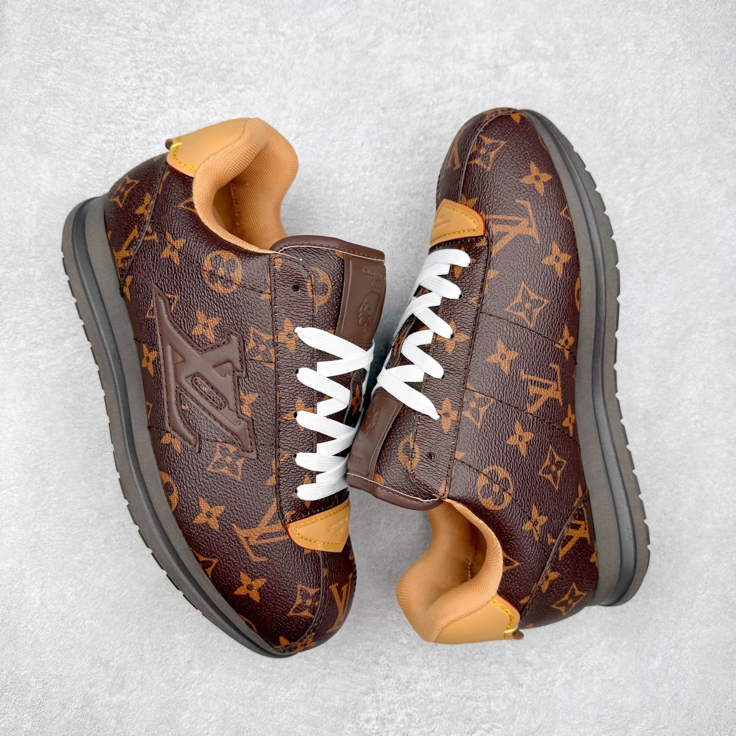 图片[3]-LOUIS VUITTON x Nigo lv联名款 Buttersoft 牛皮革羊皮革 FW25 图案压纹 圆头系带 低帮 生活休闲鞋 男女同款 白色 外贸零售特供批次 2023全新纸板数据 印花高频效果碾压市面 市售天花板产物 耗时半年巨作 全套原厂新版原纸板楦头开发 原厂特供皮料加持 市场所有版本中综合最强的货品 GD实力大厂出品 全网最全配色更新最快 最成熟的做工稳定的品控 完美鞋型超高的清洁度 零毛边线头瑕疵 全套原楦原纸版原鞋开模 全网最具灵魂的版型 正确原装黄色鞋盒 正确中底印花 鞋面印花3D高频深度立体 全鞋电脑针车 紧密相连 针距密度一致 环保乳胶注塑鞋垫 厚度脚感还原原版 皮面裁剪部位 统一油边封口工艺 原装橡胶大底含胶量大底组合零偏差 专柜全套包装 防尘袋 说明书 质保卡 男女鞋 尺码：35 36 37 38 39 40 41 42 43 44 45-选品中心