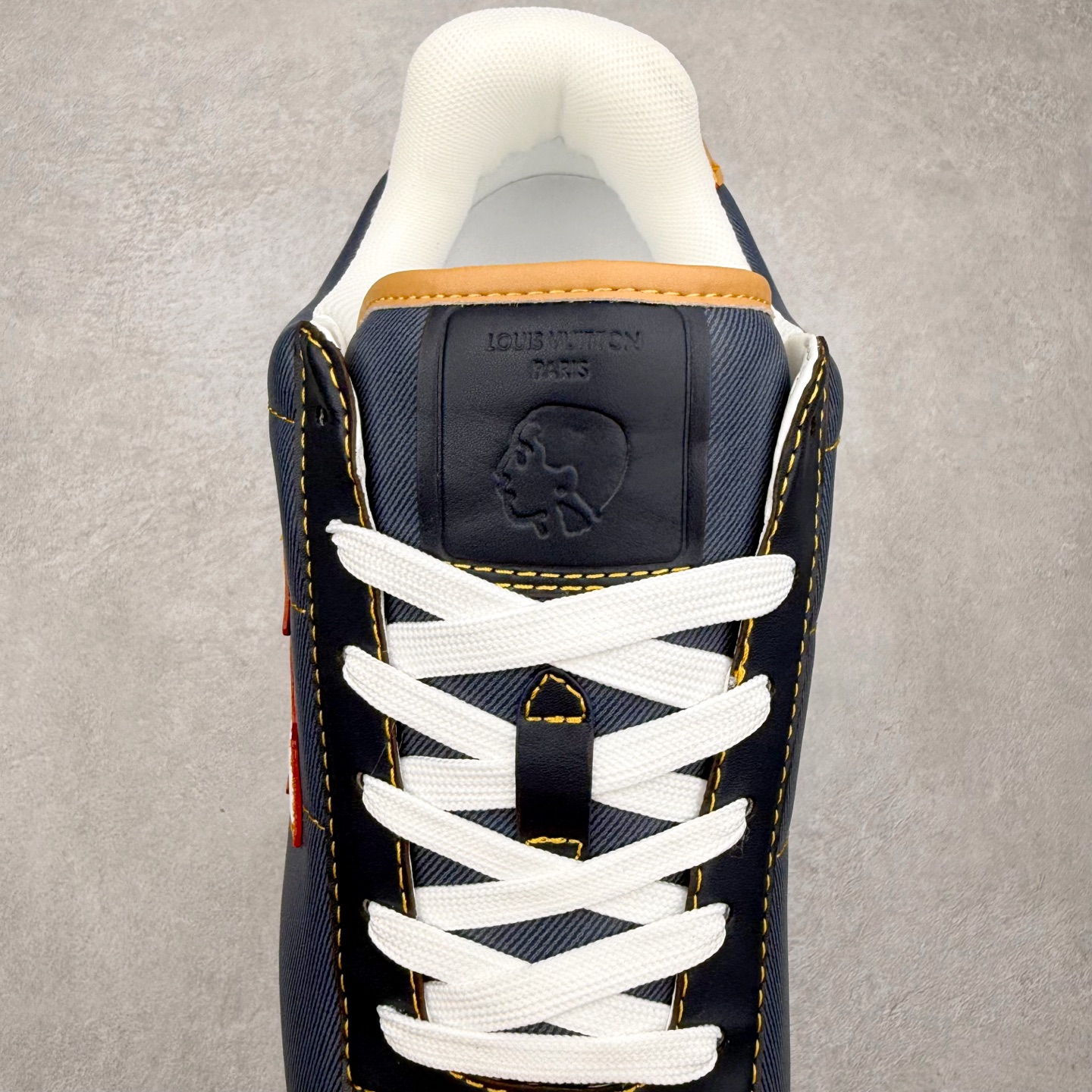 图片[5]-LOUIS VUITTON x Nigo lv联名款 Buttersoft 牛皮革羊皮革 FW25 图案压纹 圆头系带 低帮 生活休闲鞋 男女同款 白色 外贸零售特供批次 2023全新纸板数据 印花高频效果碾压市面 市售天花板产物 耗时半年巨作 全套原厂新版原纸板楦头开发 原厂特供皮料加持 市场所有版本中综合最强的货品 GD实力大厂出品 全网最全配色更新最快 最成熟的做工稳定的品控 完美鞋型超高的清洁度 零毛边线头瑕疵 全套原楦原纸版原鞋开模 全网最具灵魂的版型 正确原装黄色鞋盒 正确中底印花 鞋面印花3D高频深度立体 全鞋电脑针车 紧密相连 针距密度一致 环保乳胶注塑鞋垫 厚度脚感还原原版 皮面裁剪部位 统一油边封口工艺 原装橡胶大底含胶量大底组合零偏差 专柜全套包装 防尘袋 说明书 质保卡 男女鞋 尺码：35 36 37 38 39 40 41 42 43 44 45-选品中心