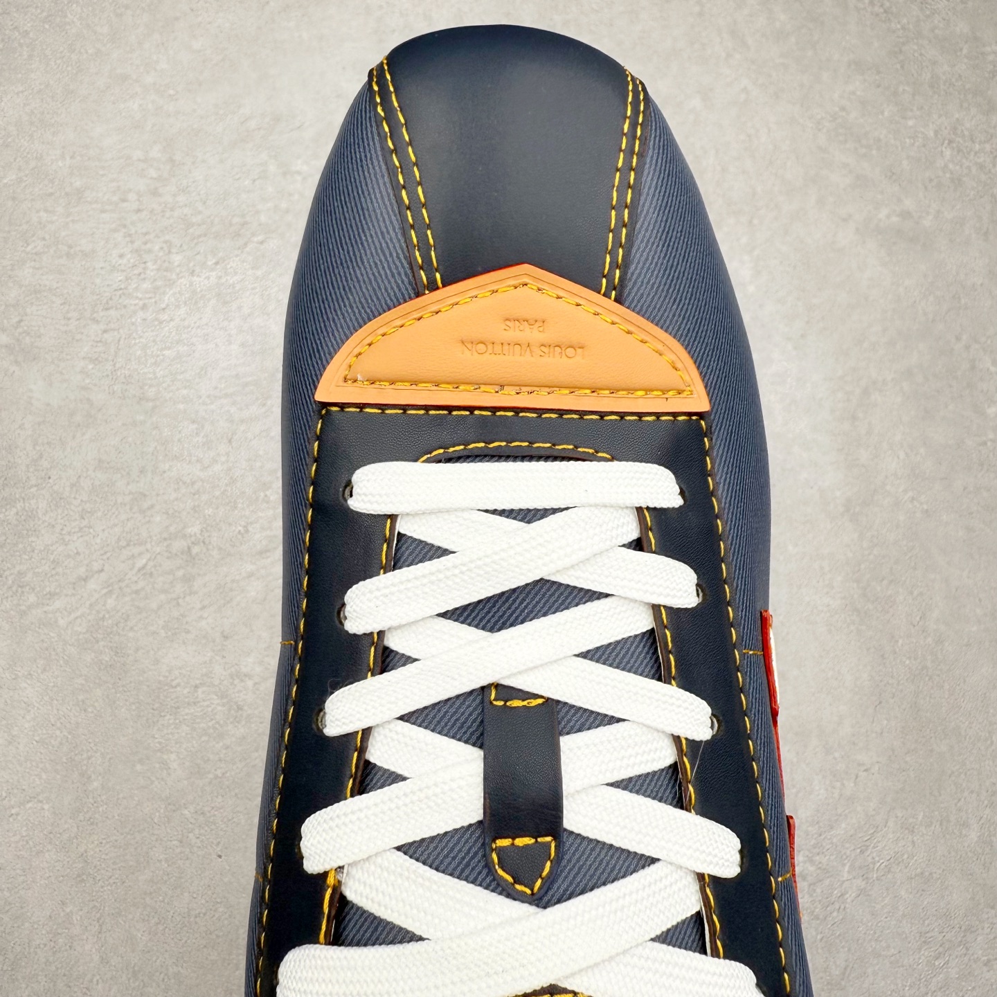 图片[4]-LOUIS VUITTON x Nigo lv联名款 Buttersoft 牛皮革羊皮革 FW25 图案压纹 圆头系带 低帮 生活休闲鞋 男女同款 白色 外贸零售特供批次 2023全新纸板数据 印花高频效果碾压市面 市售天花板产物 耗时半年巨作 全套原厂新版原纸板楦头开发 原厂特供皮料加持 市场所有版本中综合最强的货品 GD实力大厂出品 全网最全配色更新最快 最成熟的做工稳定的品控 完美鞋型超高的清洁度 零毛边线头瑕疵 全套原楦原纸版原鞋开模 全网最具灵魂的版型 正确原装黄色鞋盒 正确中底印花 鞋面印花3D高频深度立体 全鞋电脑针车 紧密相连 针距密度一致 环保乳胶注塑鞋垫 厚度脚感还原原版 皮面裁剪部位 统一油边封口工艺 原装橡胶大底含胶量大底组合零偏差 专柜全套包装 防尘袋 说明书 质保卡 男女鞋 尺码：35 36 37 38 39 40 41 42 43 44 45-选品中心