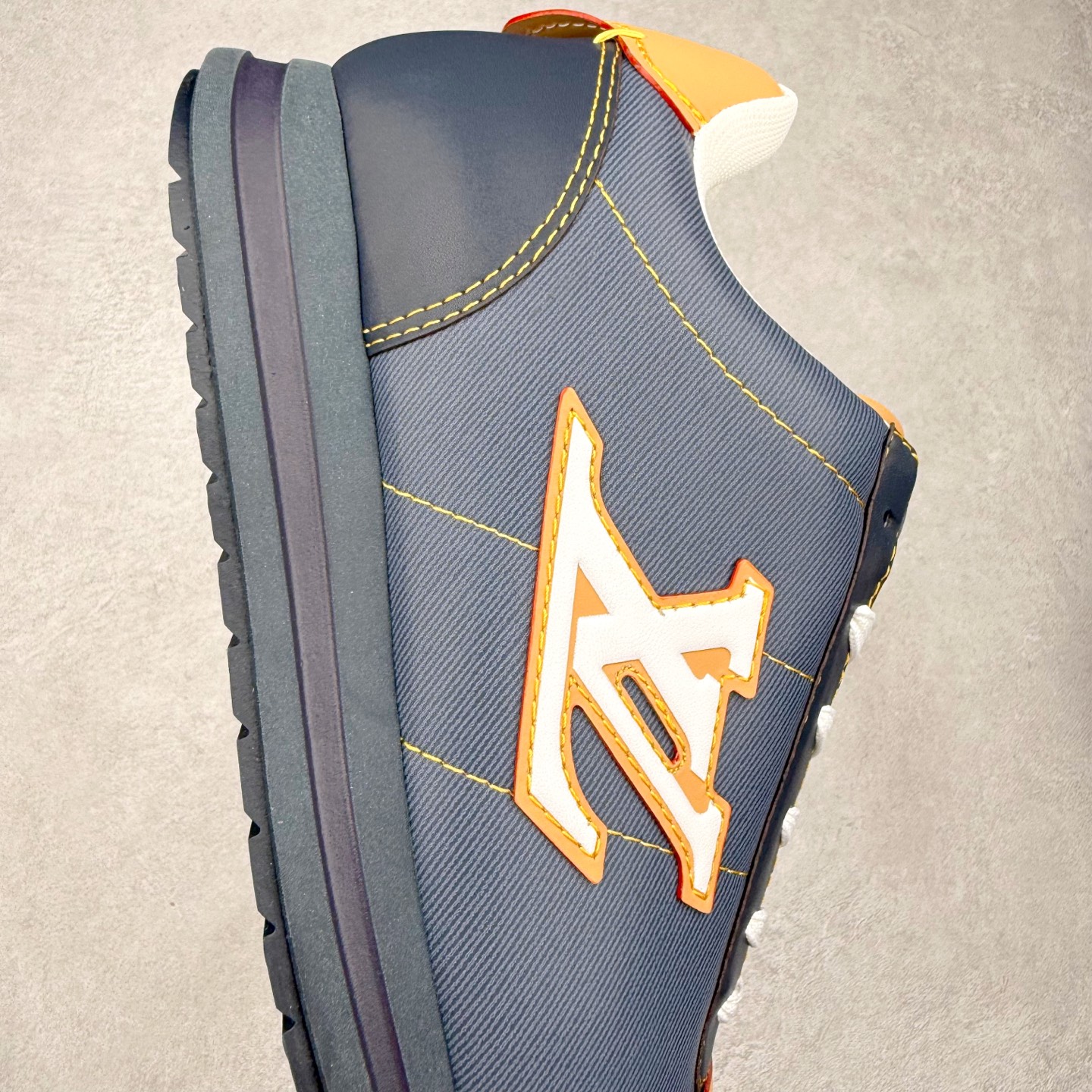 图片[6]-LOUIS VUITTON x Nigo lv联名款 Buttersoft 牛皮革羊皮革 FW25 图案压纹 圆头系带 低帮 生活休闲鞋 男女同款 白色 外贸零售特供批次 2023全新纸板数据 印花高频效果碾压市面 市售天花板产物 耗时半年巨作 全套原厂新版原纸板楦头开发 原厂特供皮料加持 市场所有版本中综合最强的货品 GD实力大厂出品 全网最全配色更新最快 最成熟的做工稳定的品控 完美鞋型超高的清洁度 零毛边线头瑕疵 全套原楦原纸版原鞋开模 全网最具灵魂的版型 正确原装黄色鞋盒 正确中底印花 鞋面印花3D高频深度立体 全鞋电脑针车 紧密相连 针距密度一致 环保乳胶注塑鞋垫 厚度脚感还原原版 皮面裁剪部位 统一油边封口工艺 原装橡胶大底含胶量大底组合零偏差 专柜全套包装 防尘袋 说明书 质保卡 男女鞋 尺码：35 36 37 38 39 40 41 42 43 44 45-选品中心