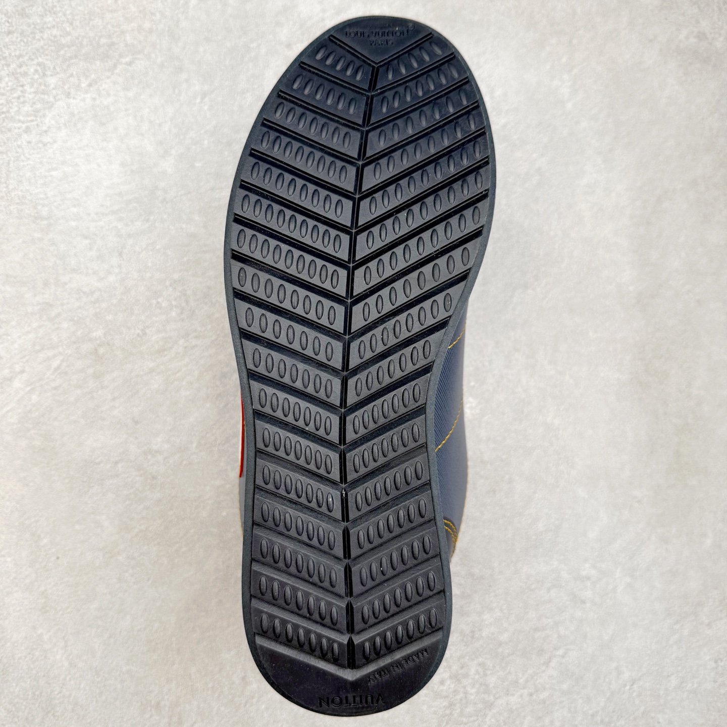 图片[9]-LOUIS VUITTON x Nigo lv联名款 Buttersoft 牛皮革羊皮革 FW25 图案压纹 圆头系带 低帮 生活休闲鞋 男女同款 白色 外贸零售特供批次 2023全新纸板数据 印花高频效果碾压市面 市售天花板产物 耗时半年巨作 全套原厂新版原纸板楦头开发 原厂特供皮料加持 市场所有版本中综合最强的货品 GD实力大厂出品 全网最全配色更新最快 最成熟的做工稳定的品控 完美鞋型超高的清洁度 零毛边线头瑕疵 全套原楦原纸版原鞋开模 全网最具灵魂的版型 正确原装黄色鞋盒 正确中底印花 鞋面印花3D高频深度立体 全鞋电脑针车 紧密相连 针距密度一致 环保乳胶注塑鞋垫 厚度脚感还原原版 皮面裁剪部位 统一油边封口工艺 原装橡胶大底含胶量大底组合零偏差 专柜全套包装 防尘袋 说明书 质保卡 男女鞋 尺码：35 36 37 38 39 40 41 42 43 44 45-选品中心