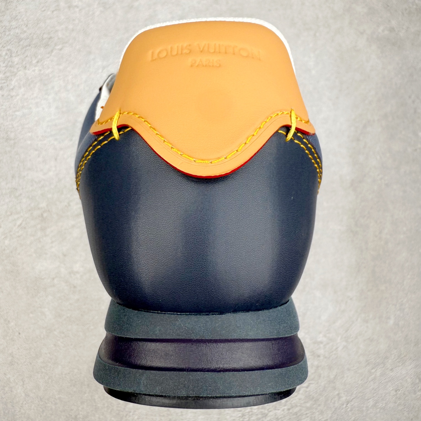 图片[8]-LOUIS VUITTON x Nigo lv联名款 Buttersoft 牛皮革羊皮革 FW25 图案压纹 圆头系带 低帮 生活休闲鞋 男女同款 白色 外贸零售特供批次 2023全新纸板数据 印花高频效果碾压市面 市售天花板产物 耗时半年巨作 全套原厂新版原纸板楦头开发 原厂特供皮料加持 市场所有版本中综合最强的货品 GD实力大厂出品 全网最全配色更新最快 最成熟的做工稳定的品控 完美鞋型超高的清洁度 零毛边线头瑕疵 全套原楦原纸版原鞋开模 全网最具灵魂的版型 正确原装黄色鞋盒 正确中底印花 鞋面印花3D高频深度立体 全鞋电脑针车 紧密相连 针距密度一致 环保乳胶注塑鞋垫 厚度脚感还原原版 皮面裁剪部位 统一油边封口工艺 原装橡胶大底含胶量大底组合零偏差 专柜全套包装 防尘袋 说明书 质保卡 男女鞋 尺码：35 36 37 38 39 40 41 42 43 44 45-选品中心