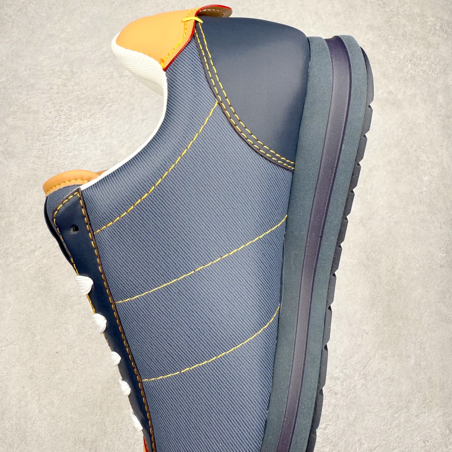 图片[7]-LOUIS VUITTON x Nigo lv联名款 Buttersoft 牛皮革羊皮革 FW25 图案压纹 圆头系带 低帮 生活休闲鞋 男女同款 白色 外贸零售特供批次 2023全新纸板数据 印花高频效果碾压市面 市售天花板产物 耗时半年巨作 全套原厂新版原纸板楦头开发 原厂特供皮料加持 市场所有版本中综合最强的货品 GD实力大厂出品 全网最全配色更新最快 最成熟的做工稳定的品控 完美鞋型超高的清洁度 零毛边线头瑕疵 全套原楦原纸版原鞋开模 全网最具灵魂的版型 正确原装黄色鞋盒 正确中底印花 鞋面印花3D高频深度立体 全鞋电脑针车 紧密相连 针距密度一致 环保乳胶注塑鞋垫 厚度脚感还原原版 皮面裁剪部位 统一油边封口工艺 原装橡胶大底含胶量大底组合零偏差 专柜全套包装 防尘袋 说明书 质保卡 男女鞋 尺码：35 36 37 38 39 40 41 42 43 44 45-选品中心