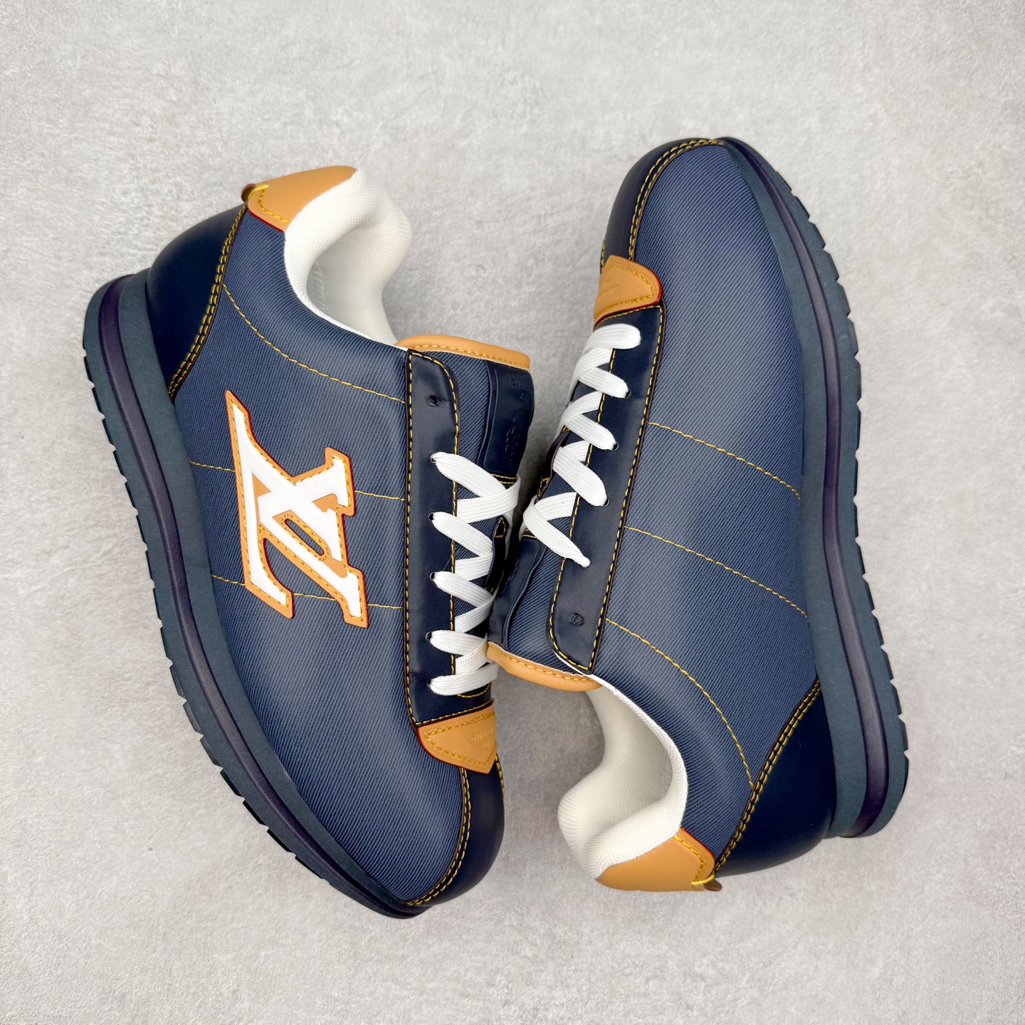 图片[3]-LOUIS VUITTON x Nigo lv联名款 Buttersoft 牛皮革羊皮革 FW25 图案压纹 圆头系带 低帮 生活休闲鞋 男女同款 白色 外贸零售特供批次 2023全新纸板数据 印花高频效果碾压市面 市售天花板产物 耗时半年巨作 全套原厂新版原纸板楦头开发 原厂特供皮料加持 市场所有版本中综合最强的货品 GD实力大厂出品 全网最全配色更新最快 最成熟的做工稳定的品控 完美鞋型超高的清洁度 零毛边线头瑕疵 全套原楦原纸版原鞋开模 全网最具灵魂的版型 正确原装黄色鞋盒 正确中底印花 鞋面印花3D高频深度立体 全鞋电脑针车 紧密相连 针距密度一致 环保乳胶注塑鞋垫 厚度脚感还原原版 皮面裁剪部位 统一油边封口工艺 原装橡胶大底含胶量大底组合零偏差 专柜全套包装 防尘袋 说明书 质保卡 男女鞋 尺码：35 36 37 38 39 40 41 42 43 44 45-选品中心