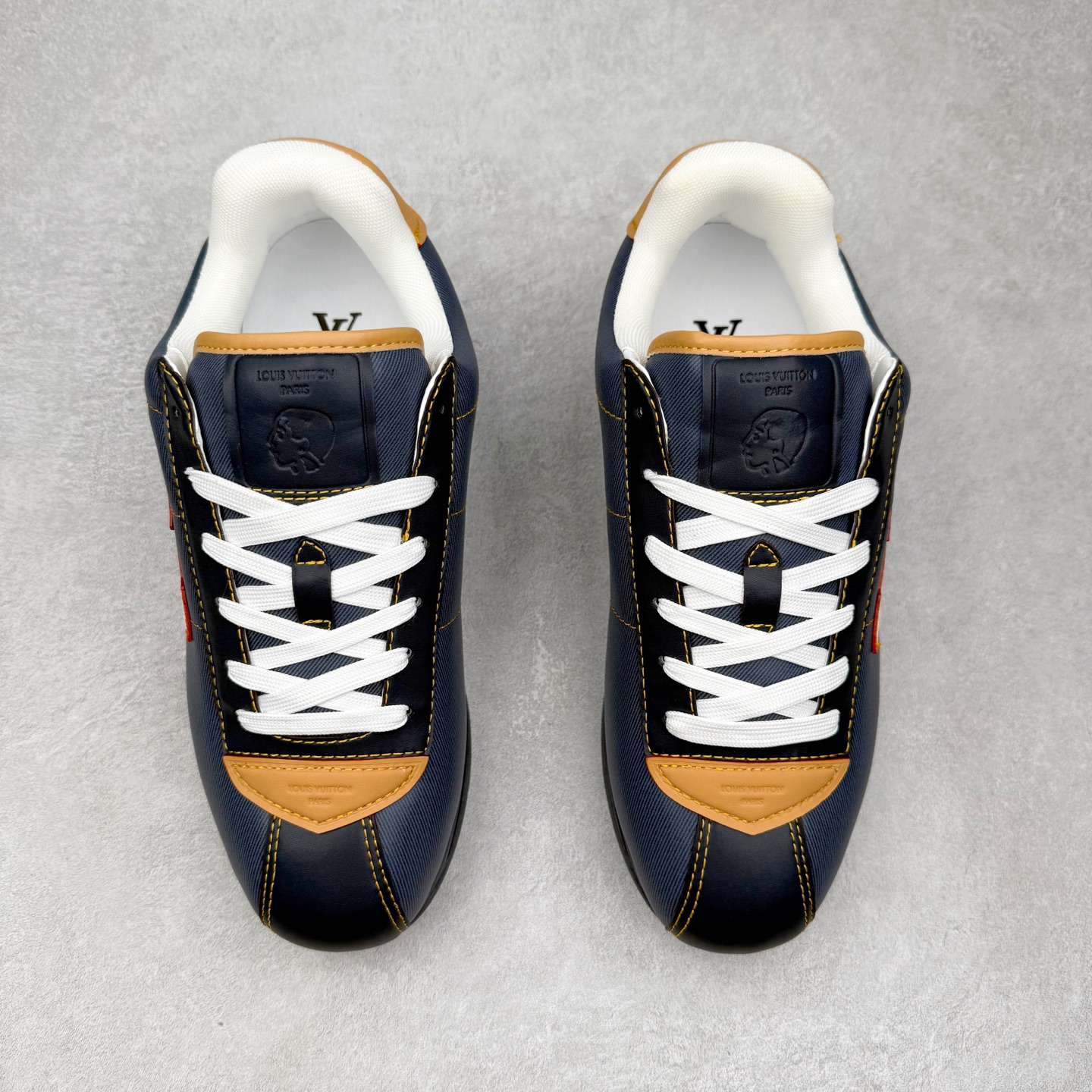 图片[2]-LOUIS VUITTON x Nigo lv联名款 Buttersoft 牛皮革羊皮革 FW25 图案压纹 圆头系带 低帮 生活休闲鞋 男女同款 白色 外贸零售特供批次 2023全新纸板数据 印花高频效果碾压市面 市售天花板产物 耗时半年巨作 全套原厂新版原纸板楦头开发 原厂特供皮料加持 市场所有版本中综合最强的货品 GD实力大厂出品 全网最全配色更新最快 最成熟的做工稳定的品控 完美鞋型超高的清洁度 零毛边线头瑕疵 全套原楦原纸版原鞋开模 全网最具灵魂的版型 正确原装黄色鞋盒 正确中底印花 鞋面印花3D高频深度立体 全鞋电脑针车 紧密相连 针距密度一致 环保乳胶注塑鞋垫 厚度脚感还原原版 皮面裁剪部位 统一油边封口工艺 原装橡胶大底含胶量大底组合零偏差 专柜全套包装 防尘袋 说明书 质保卡 男女鞋 尺码：35 36 37 38 39 40 41 42 43 44 45-选品中心