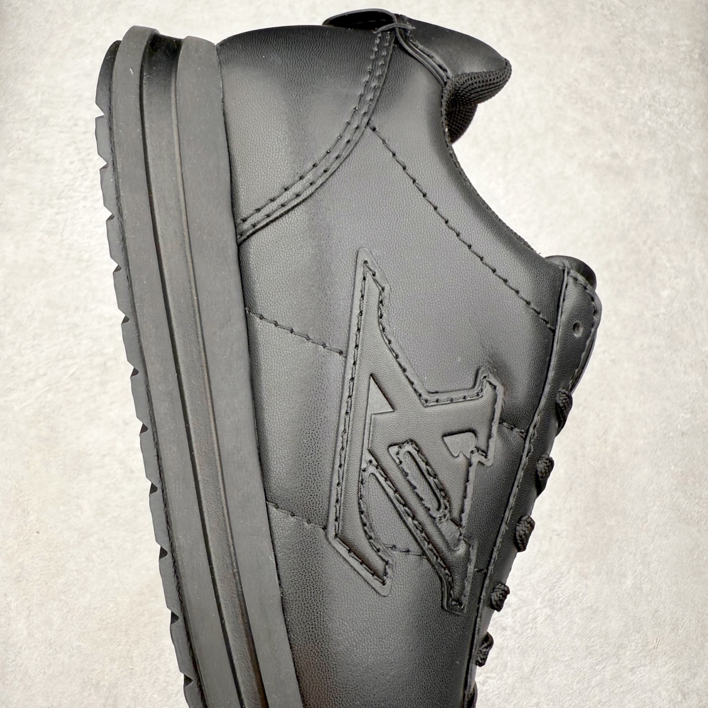 图片[6]-LOUIS VUITTON x Nigo lv联名款 Buttersoft 牛皮革羊皮革 FW25 图案压纹 圆头系带 低帮 生活休闲鞋 男女同款 白色 外贸零售特供批次 2023全新纸板数据 印花高频效果碾压市面 市售天花板产物 耗时半年巨作 全套原厂新版原纸板楦头开发 原厂特供皮料加持 市场所有版本中综合最强的货品 GD实力大厂出品 全网最全配色更新最快 最成熟的做工稳定的品控 完美鞋型超高的清洁度 零毛边线头瑕疵 全套原楦原纸版原鞋开模 全网最具灵魂的版型 正确原装黄色鞋盒 正确中底印花 鞋面印花3D高频深度立体 全鞋电脑针车 紧密相连 针距密度一致 环保乳胶注塑鞋垫 厚度脚感还原原版 皮面裁剪部位 统一油边封口工艺 原装橡胶大底含胶量大底组合零偏差 专柜全套包装 防尘袋 说明书 质保卡 男女鞋 尺码：35 36 37 38 39 40 41 42 43 44 45-选品中心