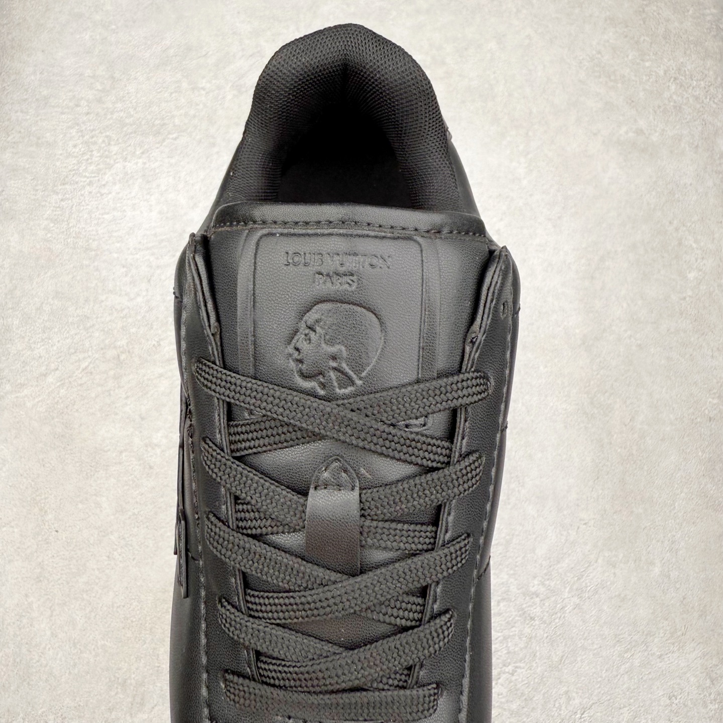 图片[5]-LOUIS VUITTON x Nigo lv联名款 Buttersoft 牛皮革羊皮革 FW25 图案压纹 圆头系带 低帮 生活休闲鞋 男女同款 白色 外贸零售特供批次 2023全新纸板数据 印花高频效果碾压市面 市售天花板产物 耗时半年巨作 全套原厂新版原纸板楦头开发 原厂特供皮料加持 市场所有版本中综合最强的货品 GD实力大厂出品 全网最全配色更新最快 最成熟的做工稳定的品控 完美鞋型超高的清洁度 零毛边线头瑕疵 全套原楦原纸版原鞋开模 全网最具灵魂的版型 正确原装黄色鞋盒 正确中底印花 鞋面印花3D高频深度立体 全鞋电脑针车 紧密相连 针距密度一致 环保乳胶注塑鞋垫 厚度脚感还原原版 皮面裁剪部位 统一油边封口工艺 原装橡胶大底含胶量大底组合零偏差 专柜全套包装 防尘袋 说明书 质保卡 男女鞋 尺码：35 36 37 38 39 40 41 42 43 44 45-选品中心