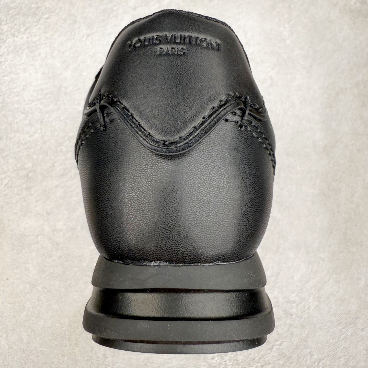 图片[8]-LOUIS VUITTON x Nigo lv联名款 Buttersoft 牛皮革羊皮革 FW25 图案压纹 圆头系带 低帮 生活休闲鞋 男女同款 白色 外贸零售特供批次 2023全新纸板数据 印花高频效果碾压市面 市售天花板产物 耗时半年巨作 全套原厂新版原纸板楦头开发 原厂特供皮料加持 市场所有版本中综合最强的货品 GD实力大厂出品 全网最全配色更新最快 最成熟的做工稳定的品控 完美鞋型超高的清洁度 零毛边线头瑕疵 全套原楦原纸版原鞋开模 全网最具灵魂的版型 正确原装黄色鞋盒 正确中底印花 鞋面印花3D高频深度立体 全鞋电脑针车 紧密相连 针距密度一致 环保乳胶注塑鞋垫 厚度脚感还原原版 皮面裁剪部位 统一油边封口工艺 原装橡胶大底含胶量大底组合零偏差 专柜全套包装 防尘袋 说明书 质保卡 男女鞋 尺码：35 36 37 38 39 40 41 42 43 44 45-选品中心