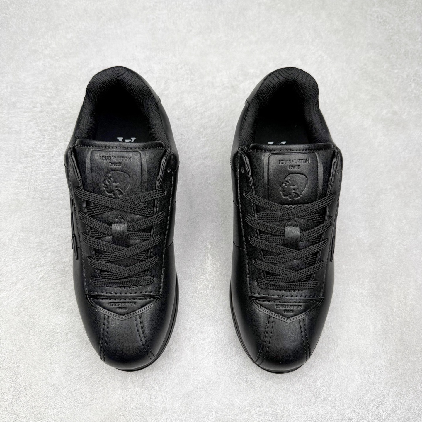 图片[2]-LOUIS VUITTON x Nigo lv联名款 Buttersoft 牛皮革羊皮革 FW25 图案压纹 圆头系带 低帮 生活休闲鞋 男女同款 白色 外贸零售特供批次 2023全新纸板数据 印花高频效果碾压市面 市售天花板产物 耗时半年巨作 全套原厂新版原纸板楦头开发 原厂特供皮料加持 市场所有版本中综合最强的货品 GD实力大厂出品 全网最全配色更新最快 最成熟的做工稳定的品控 完美鞋型超高的清洁度 零毛边线头瑕疵 全套原楦原纸版原鞋开模 全网最具灵魂的版型 正确原装黄色鞋盒 正确中底印花 鞋面印花3D高频深度立体 全鞋电脑针车 紧密相连 针距密度一致 环保乳胶注塑鞋垫 厚度脚感还原原版 皮面裁剪部位 统一油边封口工艺 原装橡胶大底含胶量大底组合零偏差 专柜全套包装 防尘袋 说明书 质保卡 男女鞋 尺码：35 36 37 38 39 40 41 42 43 44 45-选品中心