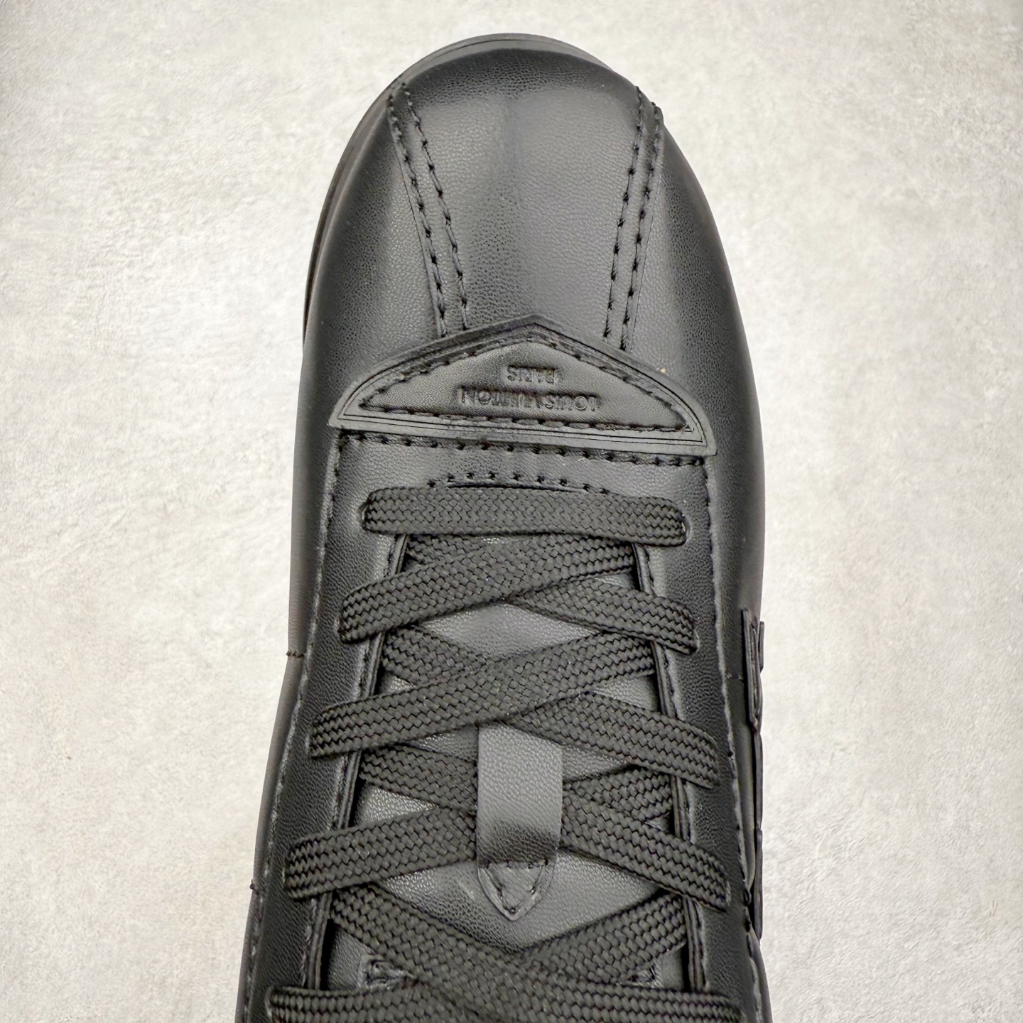 图片[4]-LOUIS VUITTON x Nigo lv联名款 Buttersoft 牛皮革羊皮革 FW25 图案压纹 圆头系带 低帮 生活休闲鞋 男女同款 白色 外贸零售特供批次 2023全新纸板数据 印花高频效果碾压市面 市售天花板产物 耗时半年巨作 全套原厂新版原纸板楦头开发 原厂特供皮料加持 市场所有版本中综合最强的货品 GD实力大厂出品 全网最全配色更新最快 最成熟的做工稳定的品控 完美鞋型超高的清洁度 零毛边线头瑕疵 全套原楦原纸版原鞋开模 全网最具灵魂的版型 正确原装黄色鞋盒 正确中底印花 鞋面印花3D高频深度立体 全鞋电脑针车 紧密相连 针距密度一致 环保乳胶注塑鞋垫 厚度脚感还原原版 皮面裁剪部位 统一油边封口工艺 原装橡胶大底含胶量大底组合零偏差 专柜全套包装 防尘袋 说明书 质保卡 男女鞋 尺码：35 36 37 38 39 40 41 42 43 44 45-选品中心