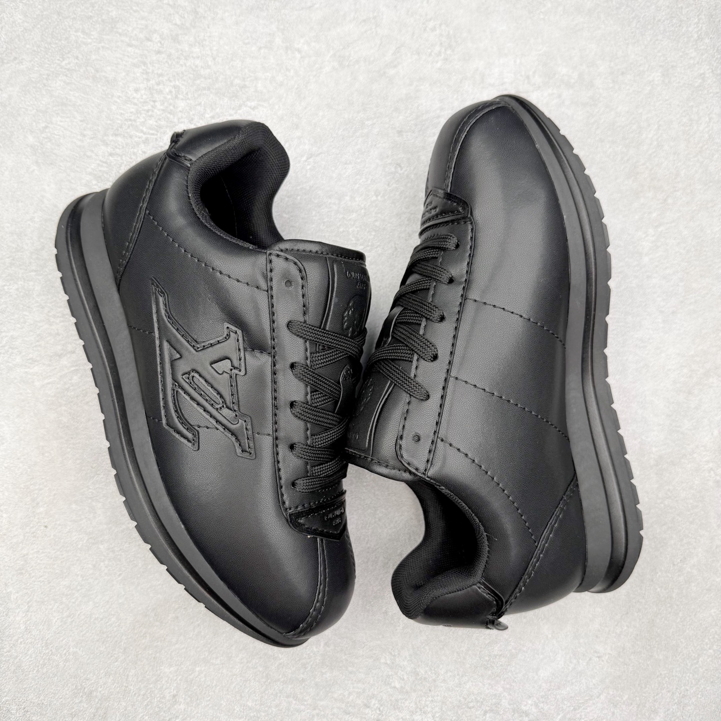 图片[3]-LOUIS VUITTON x Nigo lv联名款 Buttersoft 牛皮革羊皮革 FW25 图案压纹 圆头系带 低帮 生活休闲鞋 男女同款 白色 外贸零售特供批次 2023全新纸板数据 印花高频效果碾压市面 市售天花板产物 耗时半年巨作 全套原厂新版原纸板楦头开发 原厂特供皮料加持 市场所有版本中综合最强的货品 GD实力大厂出品 全网最全配色更新最快 最成熟的做工稳定的品控 完美鞋型超高的清洁度 零毛边线头瑕疵 全套原楦原纸版原鞋开模 全网最具灵魂的版型 正确原装黄色鞋盒 正确中底印花 鞋面印花3D高频深度立体 全鞋电脑针车 紧密相连 针距密度一致 环保乳胶注塑鞋垫 厚度脚感还原原版 皮面裁剪部位 统一油边封口工艺 原装橡胶大底含胶量大底组合零偏差 专柜全套包装 防尘袋 说明书 质保卡 男女鞋 尺码：35 36 37 38 39 40 41 42 43 44 45-选品中心